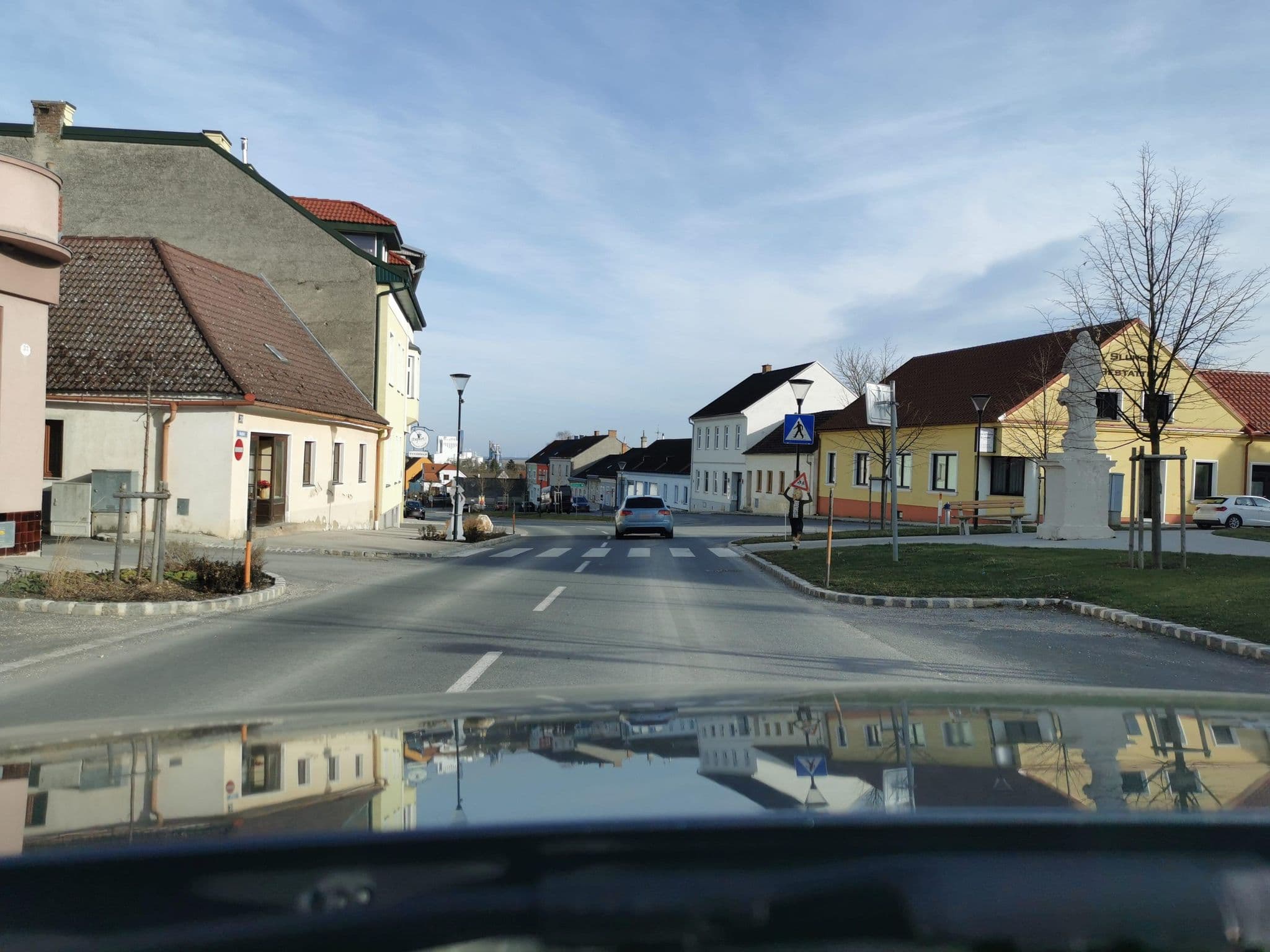 Street view near Privatzimmer-Ferienwohnungen Engelbrecht, Ernstbrunn — © hlfan (CC BY-SA · Mapillary)