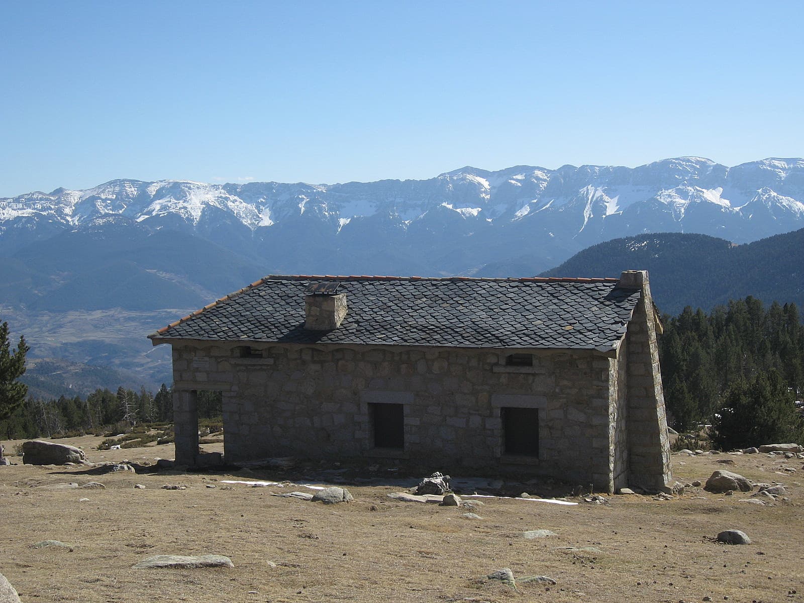 Refugi del Pradell (via Wikimedia Commons, CC BY-SA 3.0)