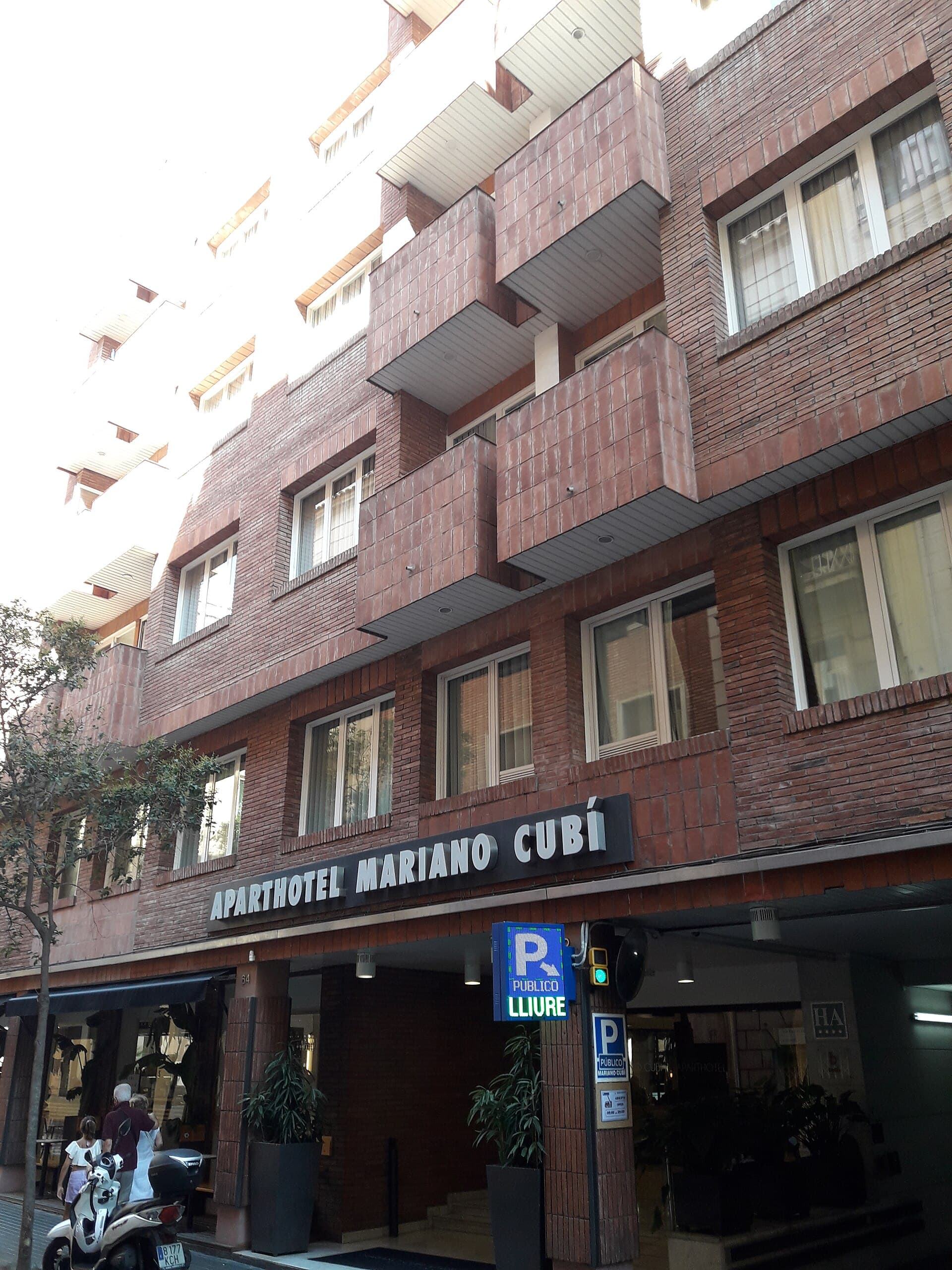 Aparthotel Mariano Cubí (via Wikimedia Commons, CC BY-SA 3.0)
