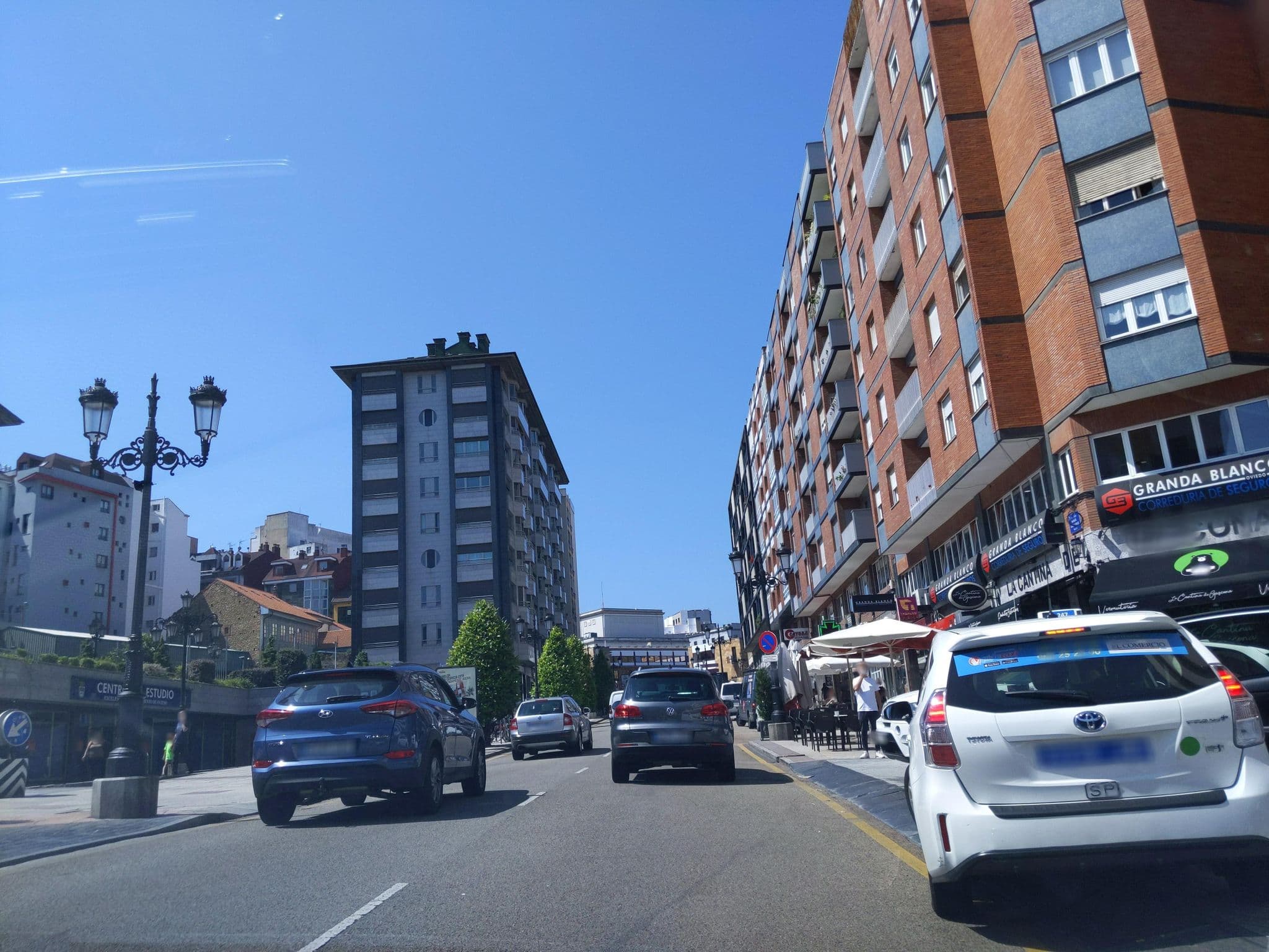 Street view near Albergue La Peregrina, Oviedo — © rubencarbonero (CC BY-SA · Mapillary)