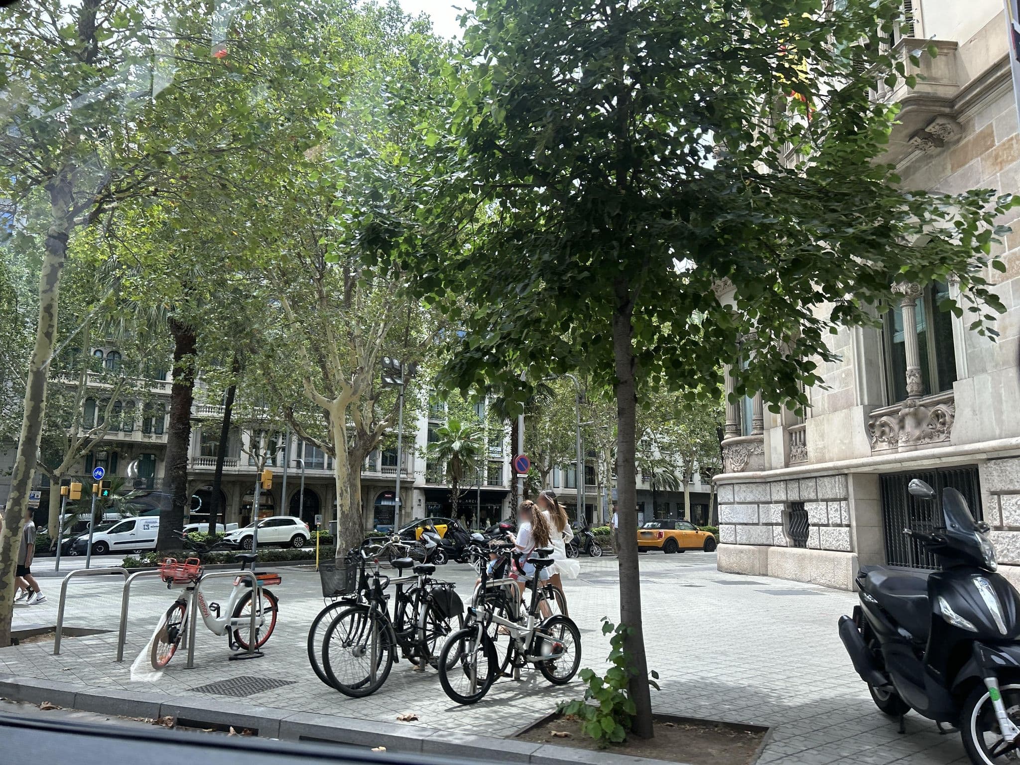 Street view near Deco Apartments, l'Antiga Esquerra de l'Eixample — © TristanM17 (CC BY-SA · Mapillary)
