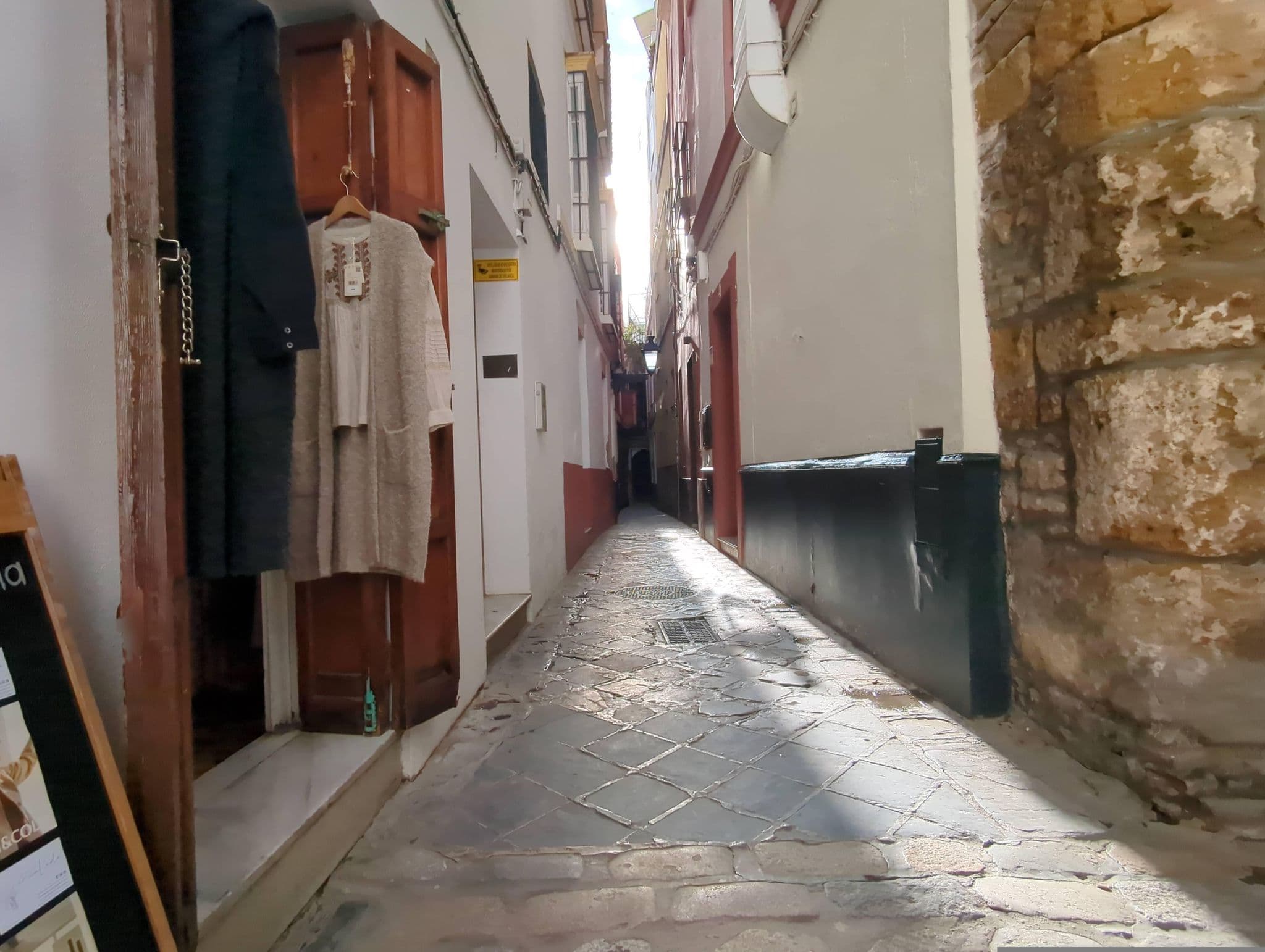 Street view near Pension Vergara, Sevilla — © miguel_andrade (CC BY-SA · Mapillary)