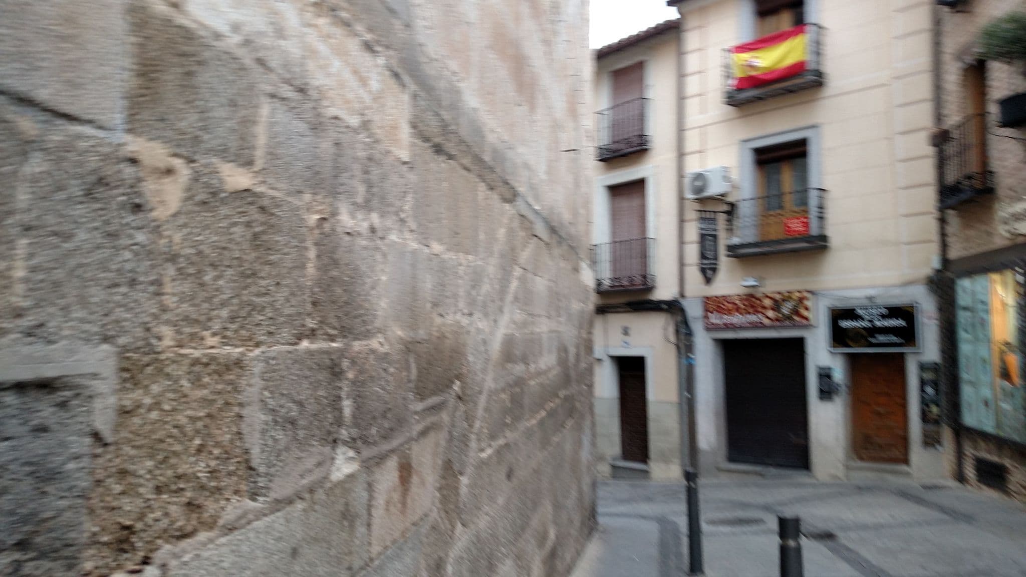 Street view near Hospedería Casa de Cisneros, Toledo — © denisaraujo68 (CC BY-SA · Mapillary)