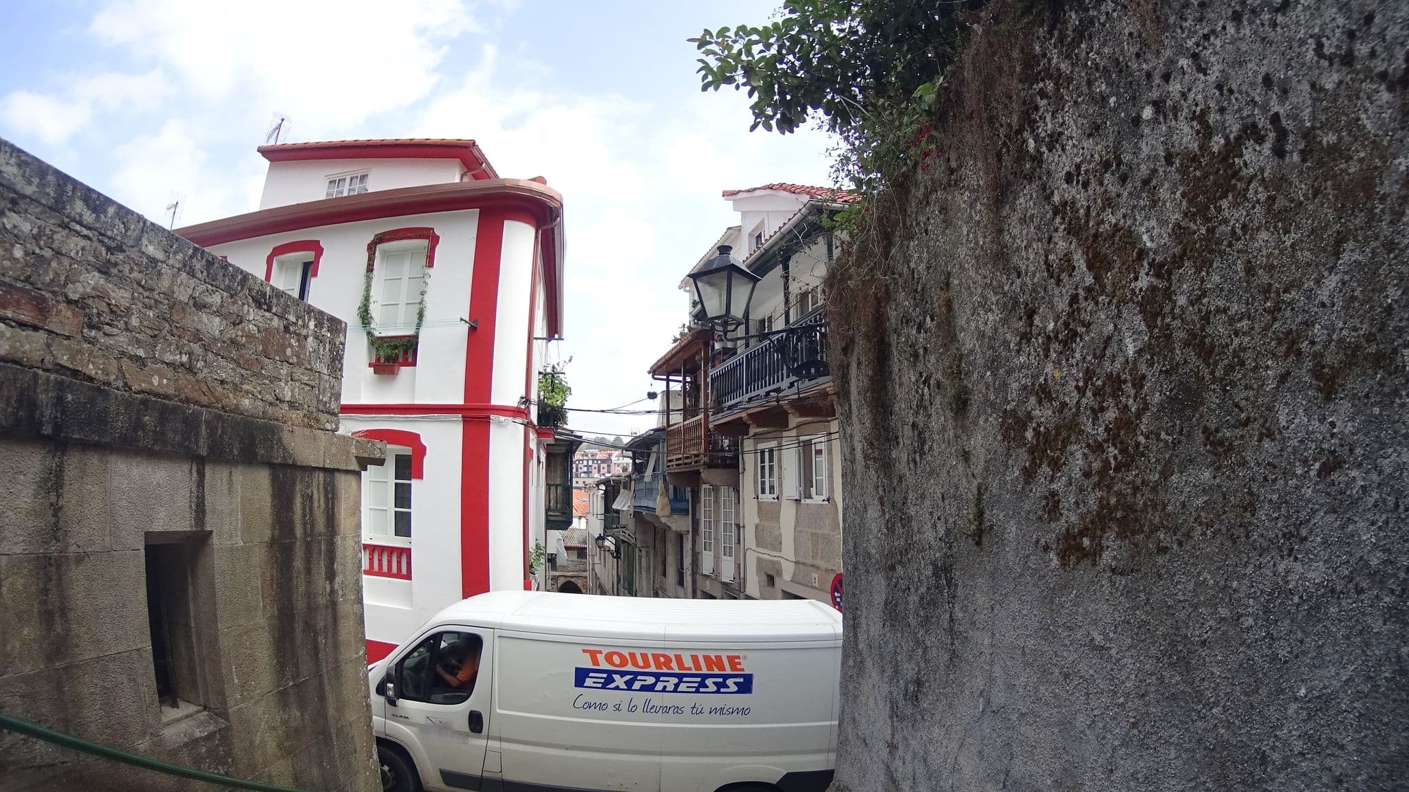 Street view near Albergue Sta María del Azogue, Betanzos — © robertogeb (CC BY-SA · Mapillary)