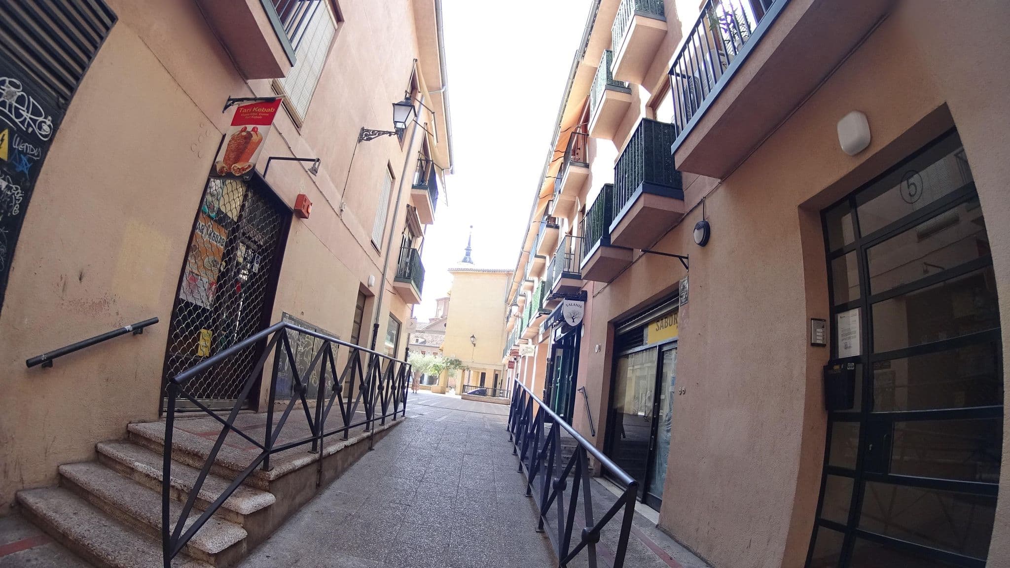 Street view near Vecino de Cerbantes, Alcalá de Henares — © robertogeb (CC BY-SA · Mapillary)