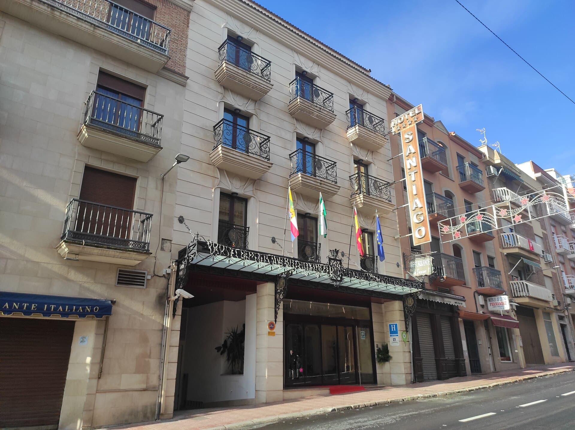 Hotel Santiago (via Wikimedia Commons, CC BY-SA 4.0)