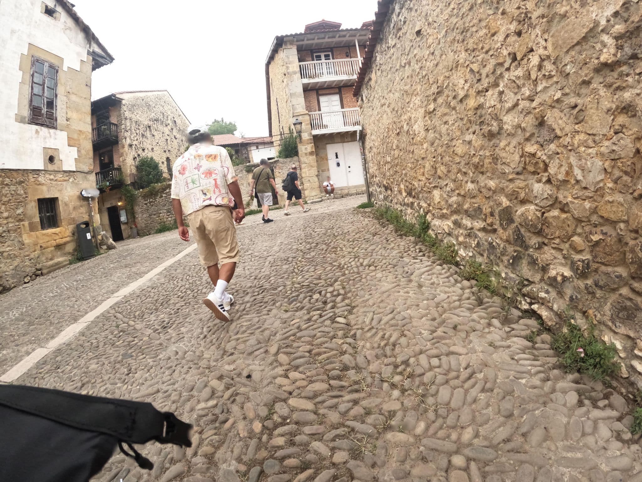 Street view near Posada Santa Juliana, Santillana — © vinisa (CC BY-SA · Mapillary)