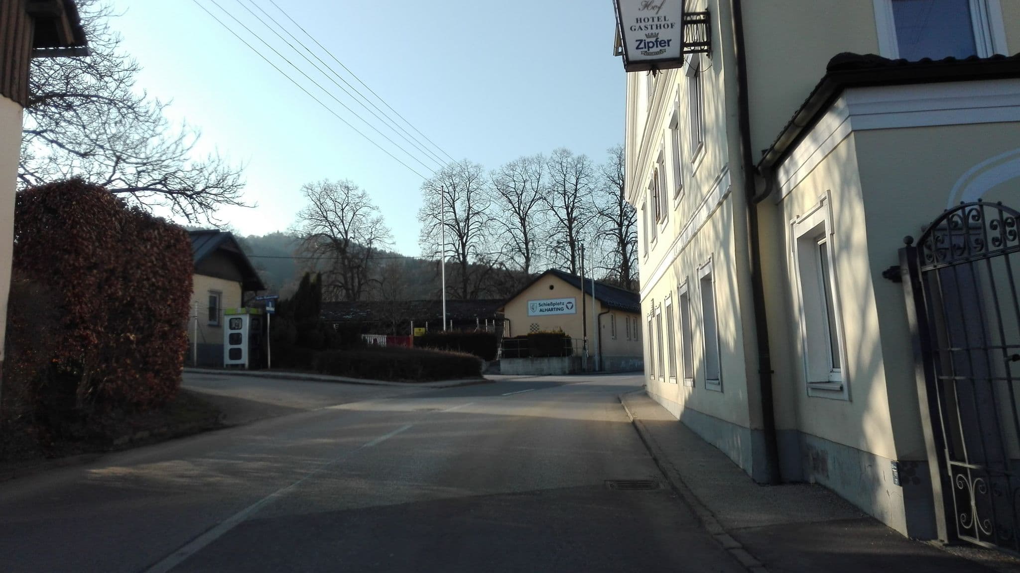 Street view near Alhartingerhof, Berg — © suriv (CC BY-SA · Mapillary)