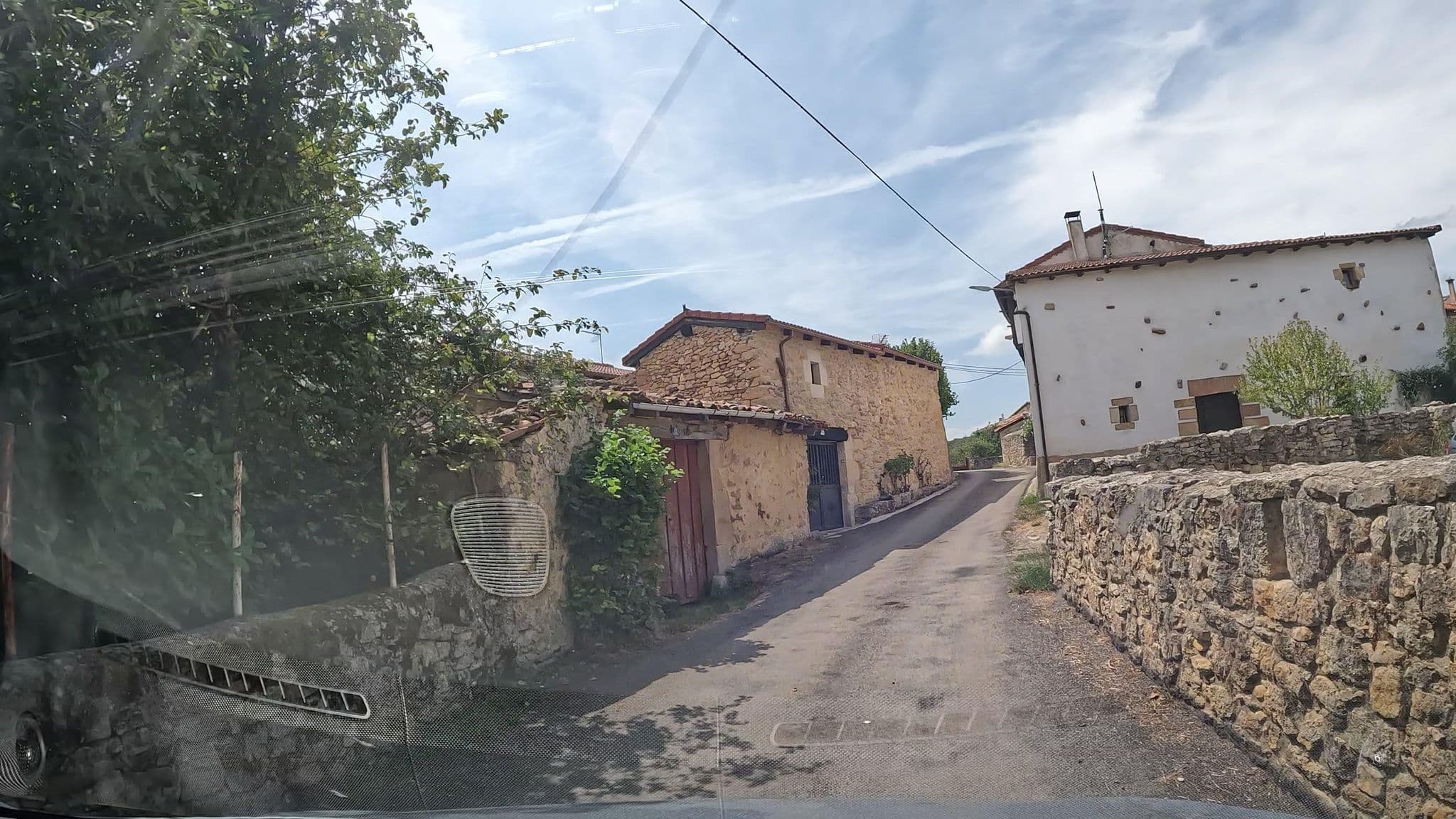 Street view near La Kubía, Espinosa de los Monteros — © vinisa (CC BY-SA · Mapillary)