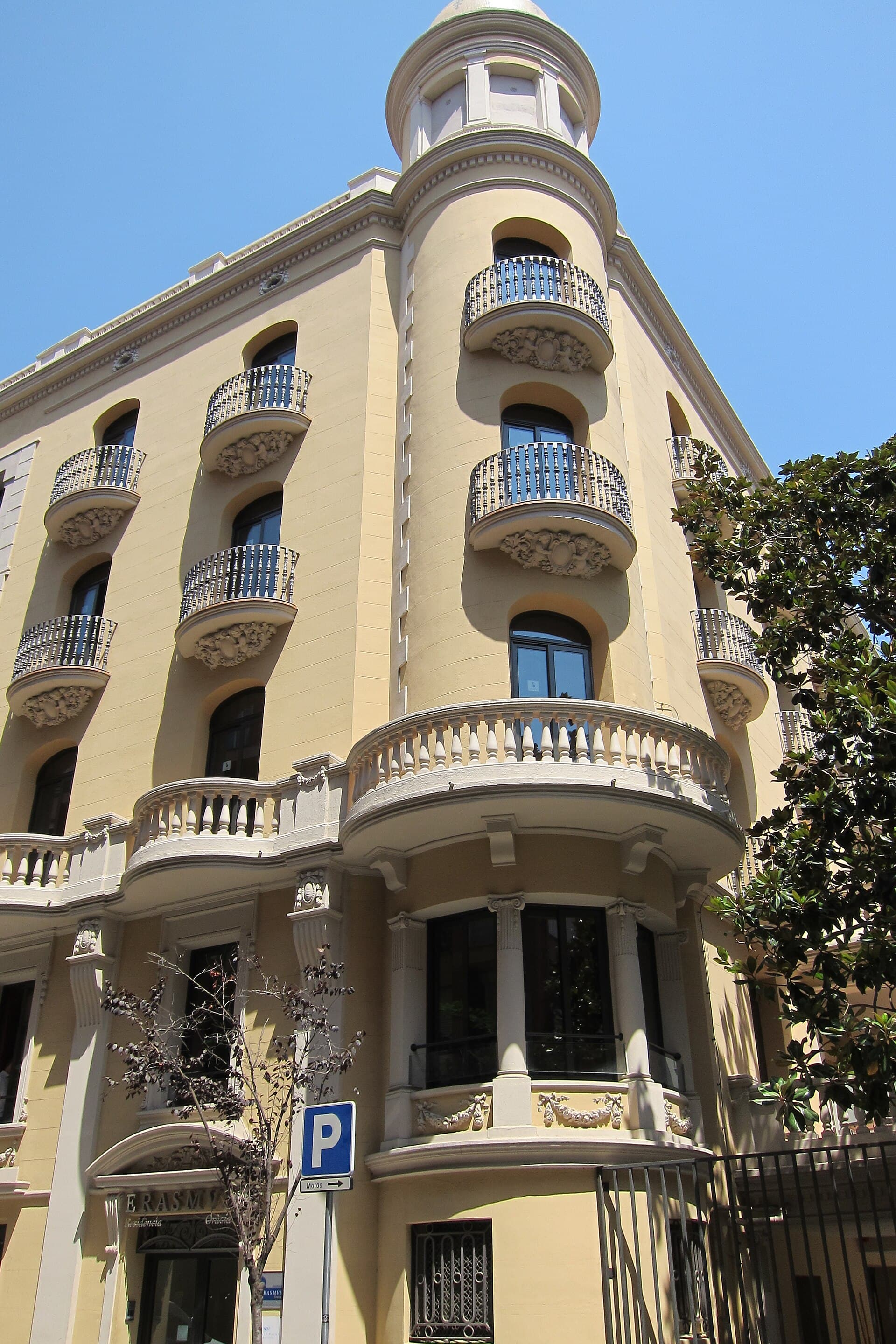 Residència Erasmus Gràcia (via Wikimedia Commons, CC BY-SA 3.0)