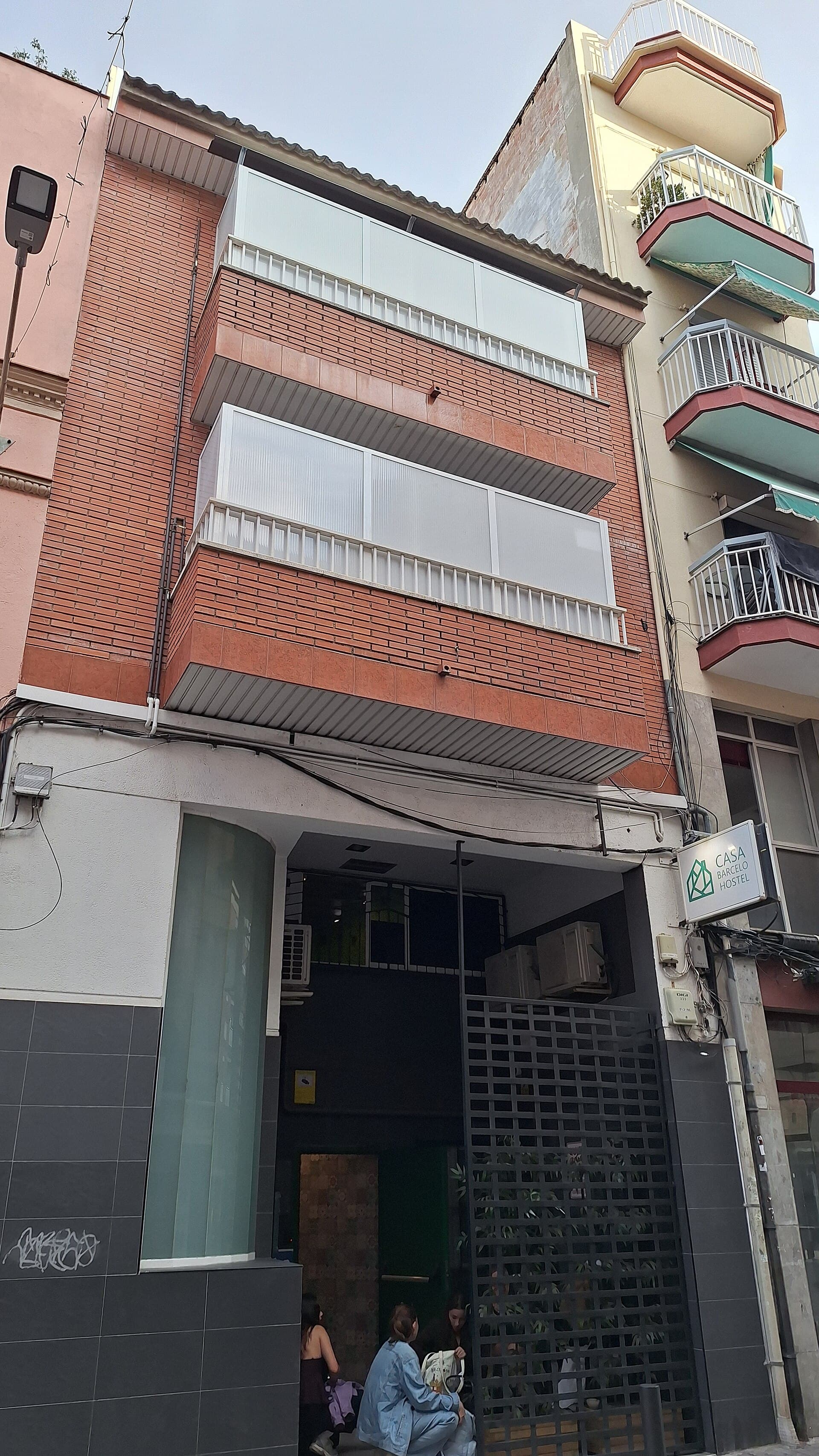 Casa Barcelo Camp Nou Hostel (via Wikimedia Commons, CC BY-SA 3.0)