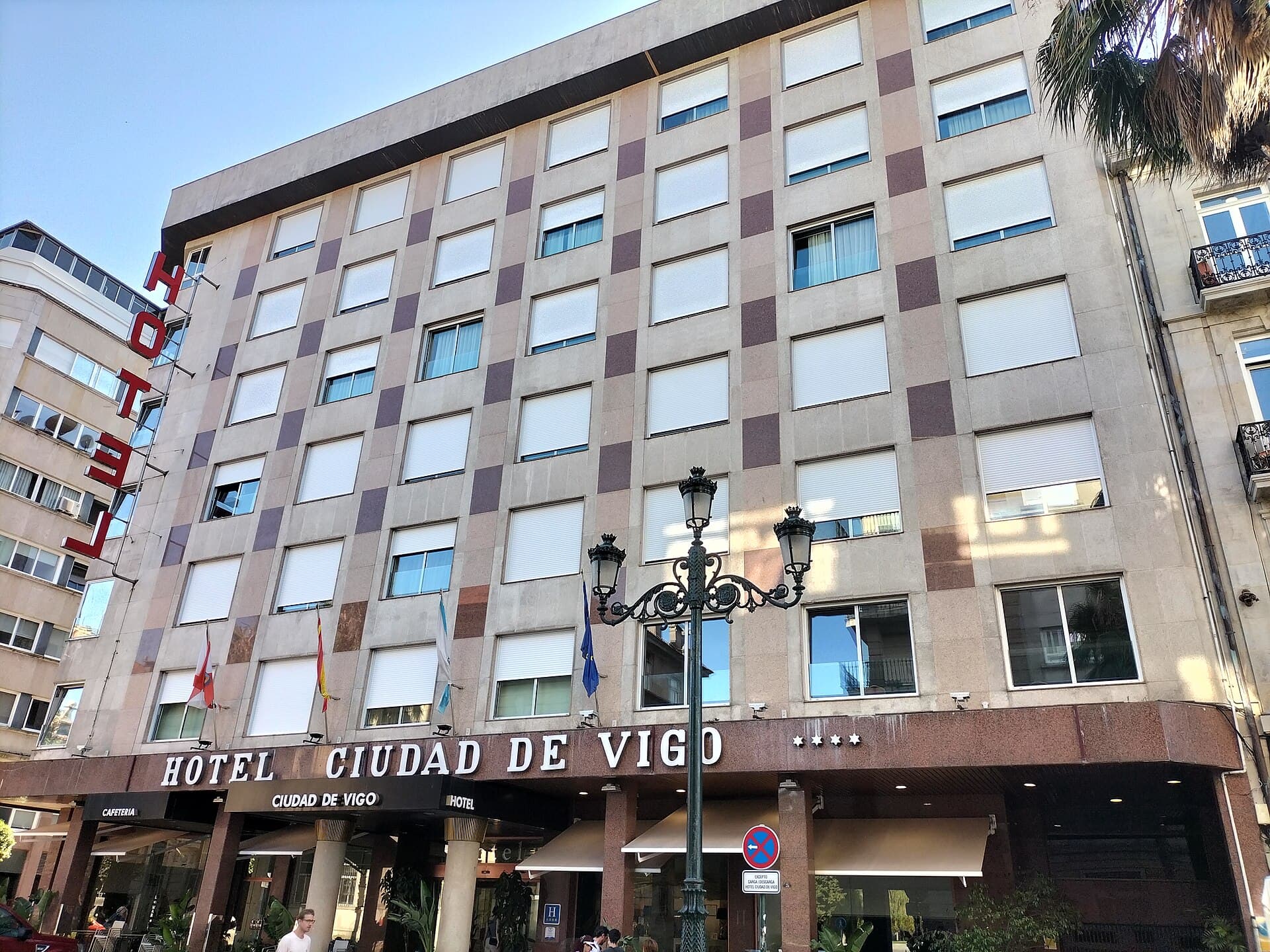 Hotel Ciudad de Vigo (via Wikimedia Commons, CC BY-SA 3.0)