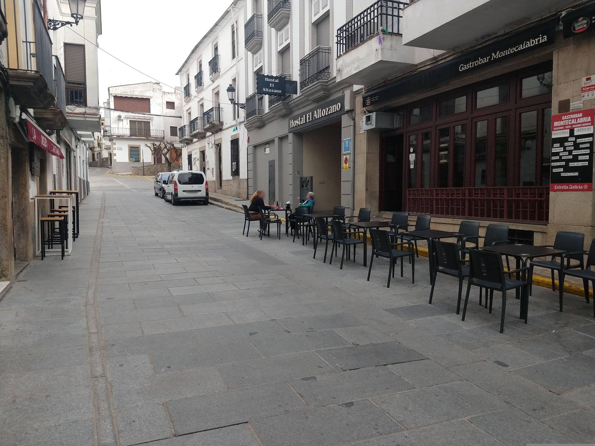 Street view near Hostel El Altozano, Montánchez — © Parie (CC BY-SA · Mapillary)