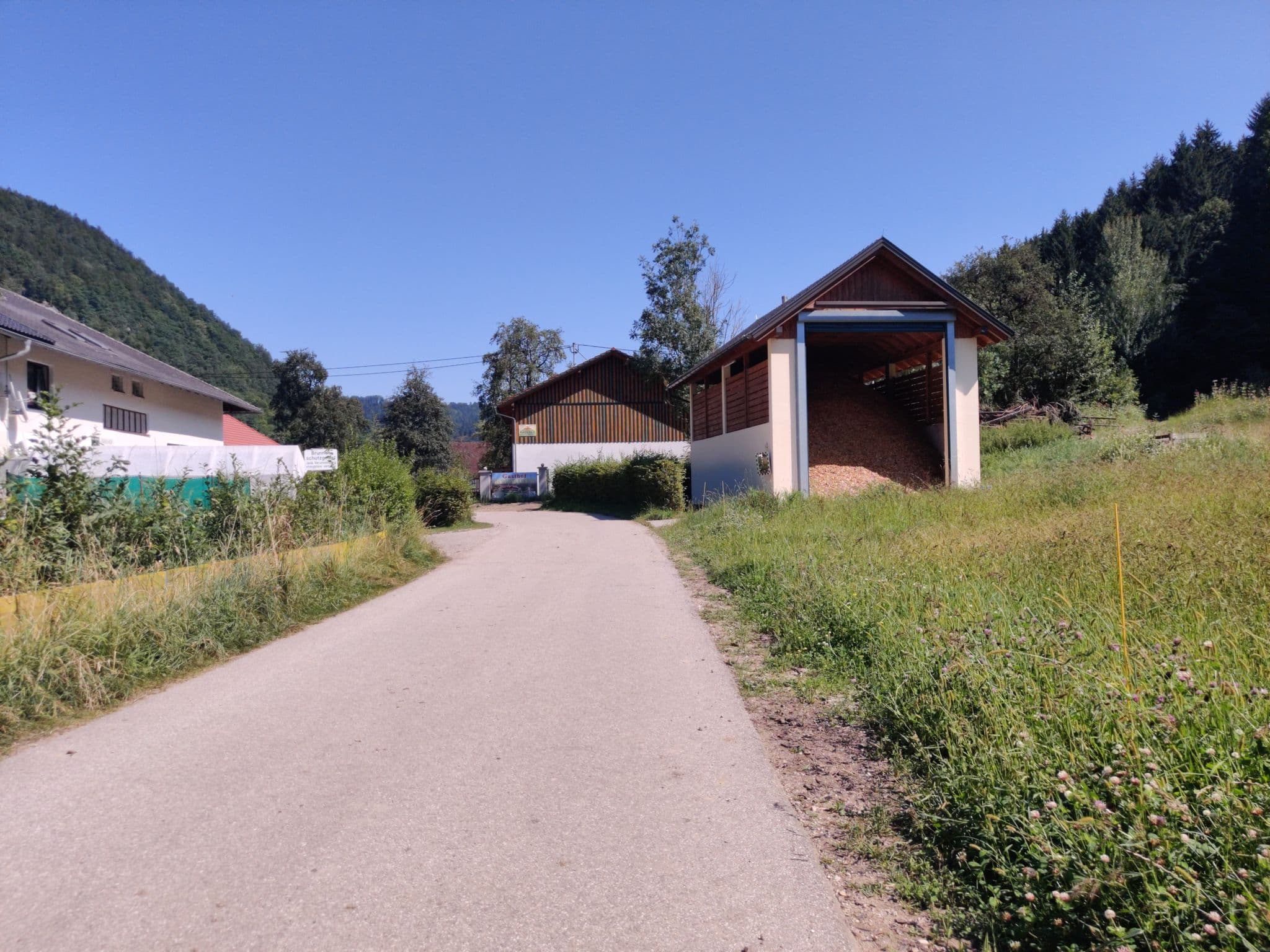 Street view near 19th Gasthof Zum heiligen Nikolaus - Schlogen, Lembach im Mühlkreis — © aceini (CC BY-SA · Mapillary)