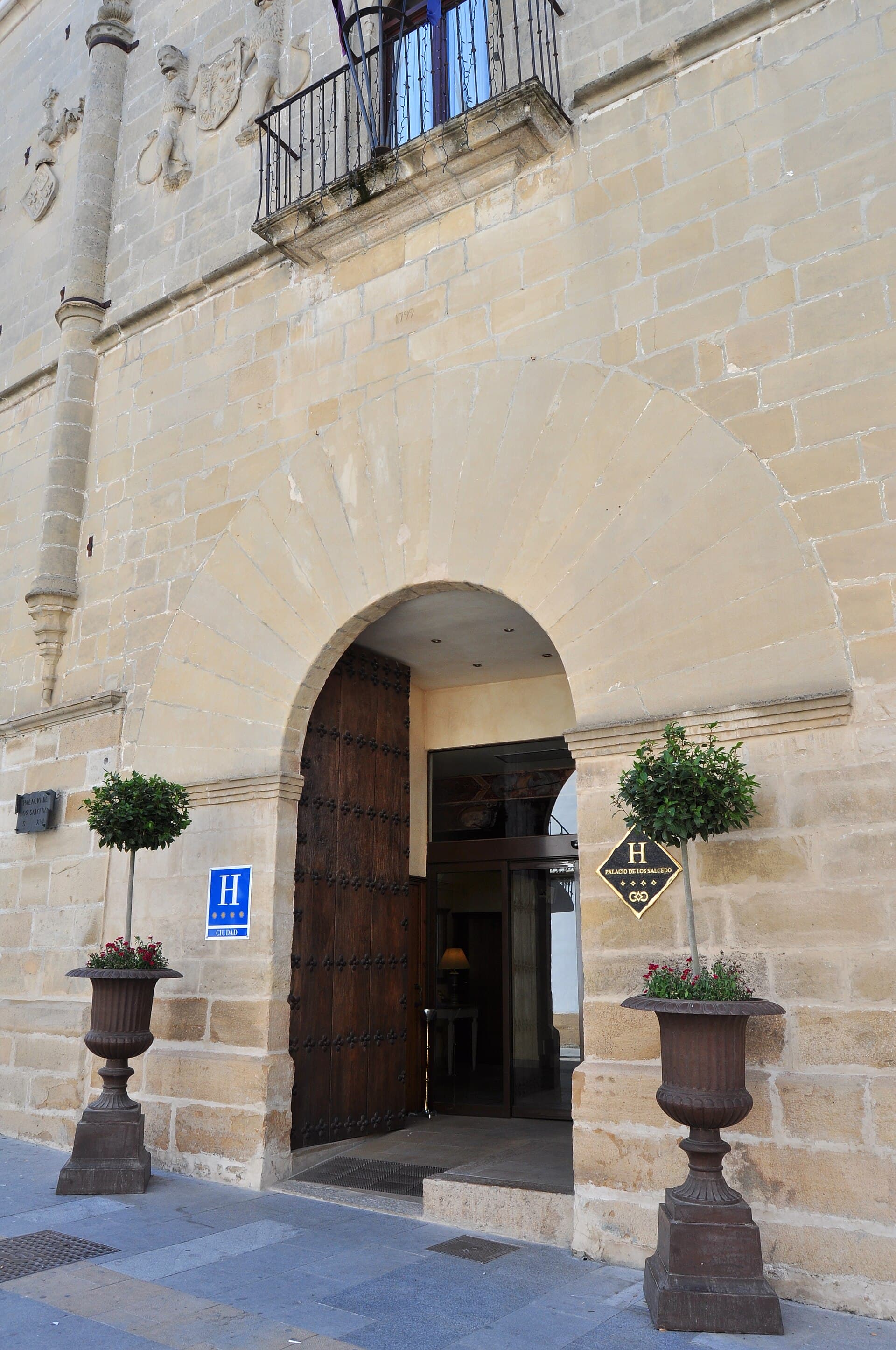 Hotel Cetina Palacio de los Salcedo (via Wikimedia Commons, CC BY-SA 2.0)