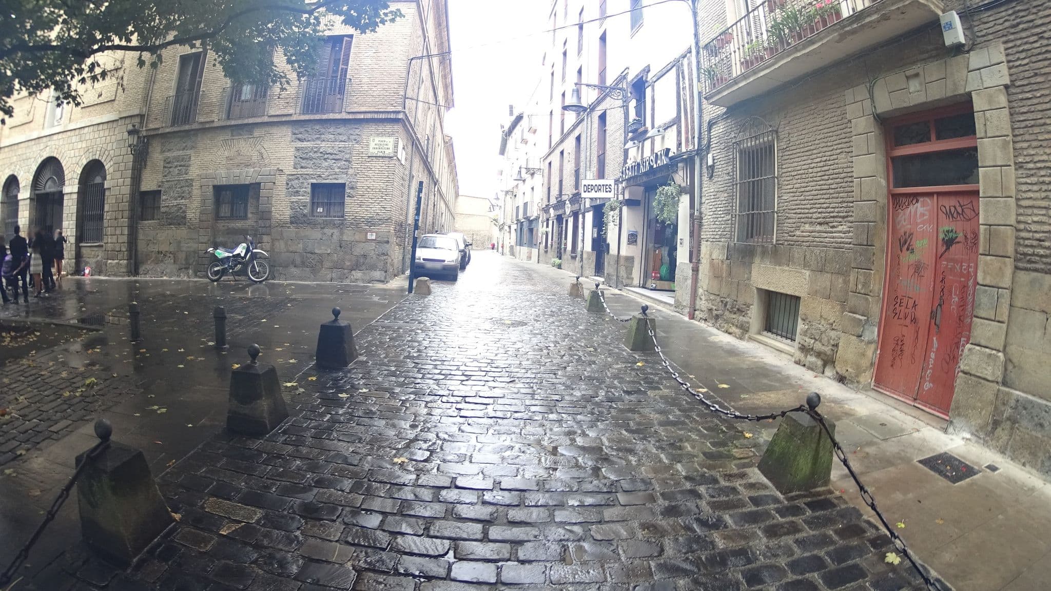 Street view near Albergue Diocesano Betania, Primer Ensanche — © robertogeb (CC BY-SA · Mapillary)