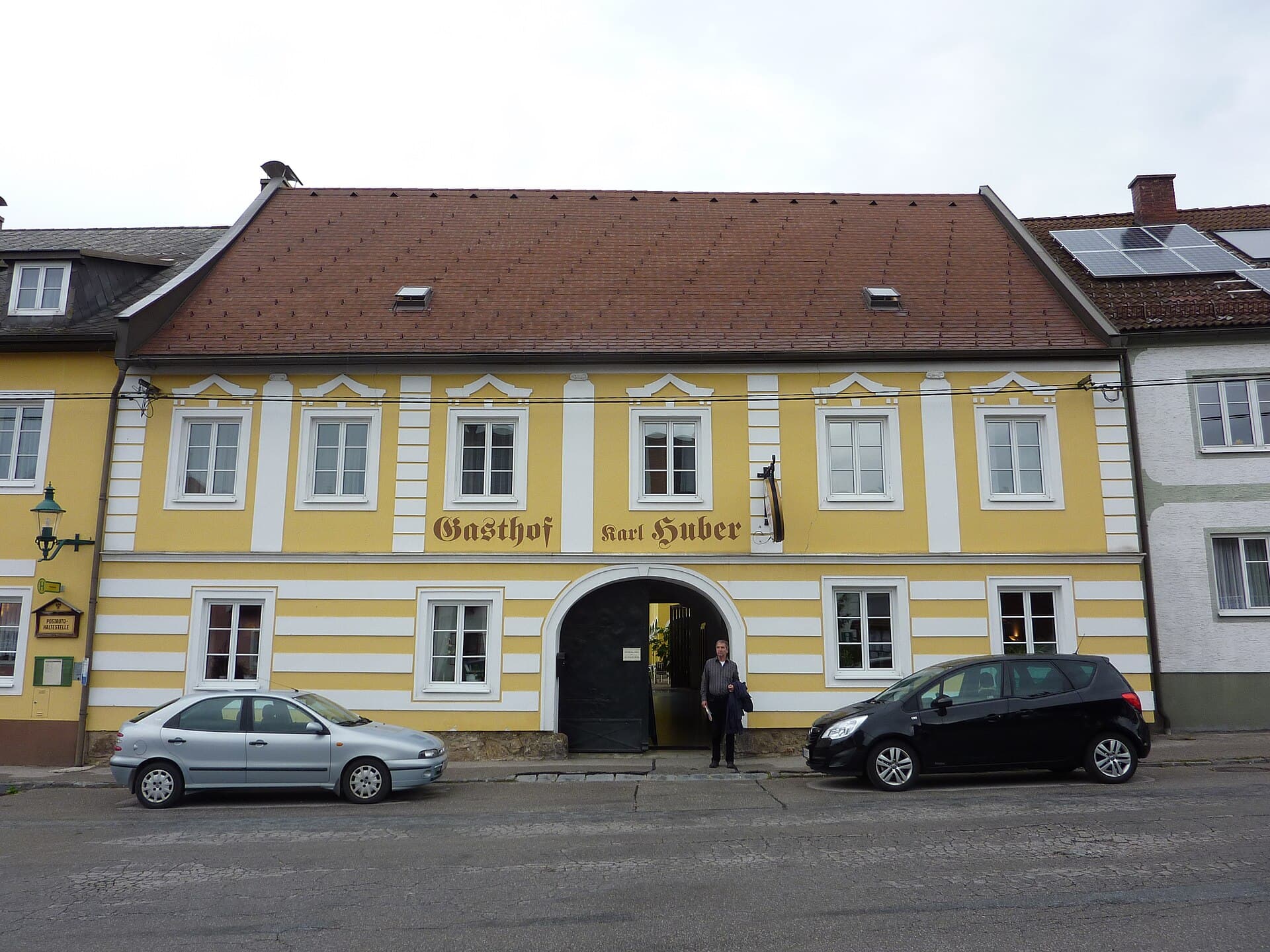Gasthof Karl Huber (via Wikimedia Commons, CC BY-SA 3.0)