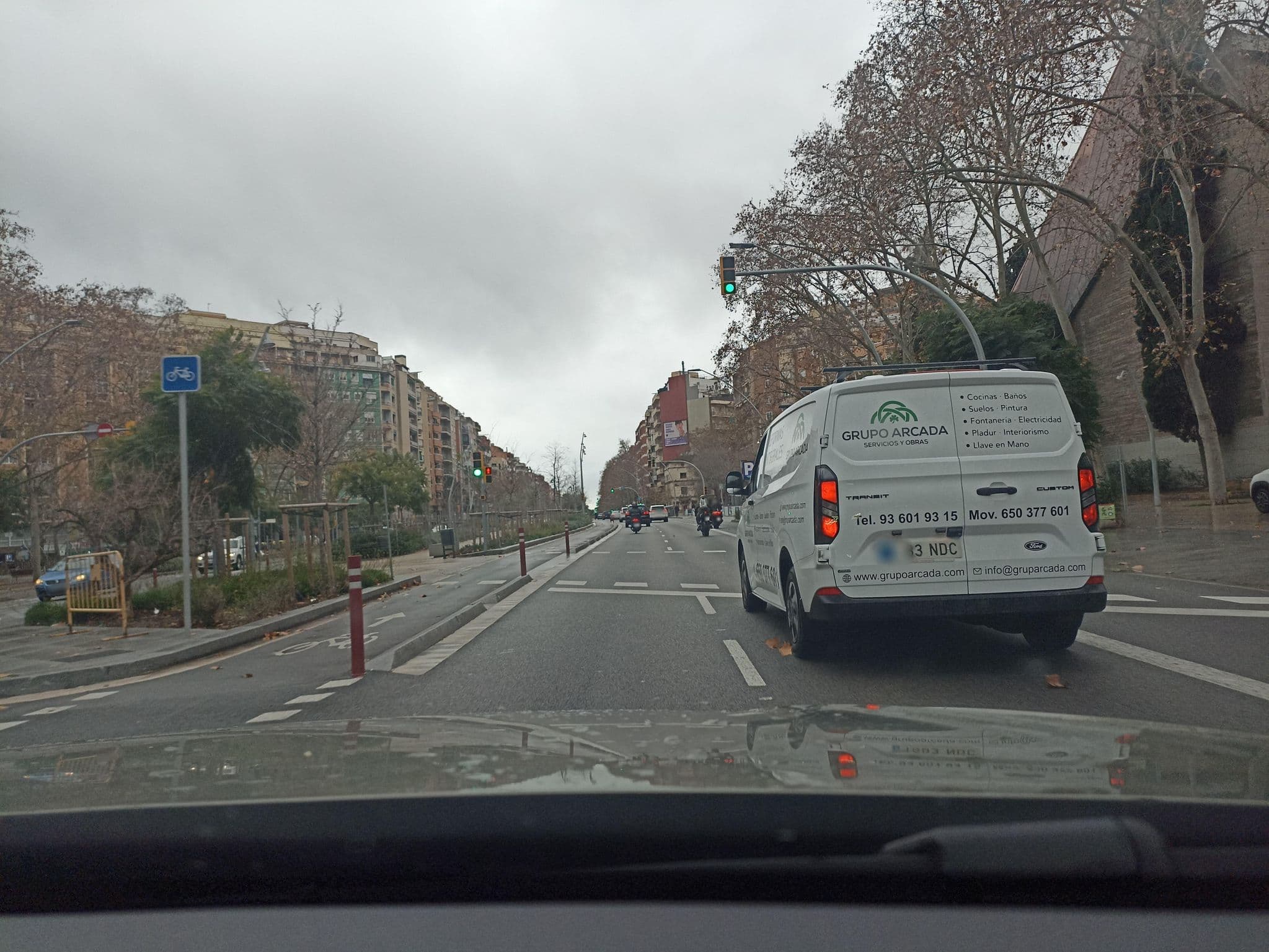 Street view near Amistat City Hostel Barcelona, Navas — © toniserra (CC BY-SA · Mapillary)