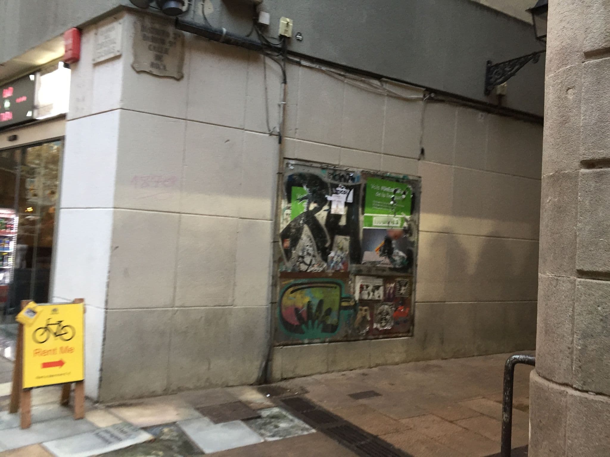 Street view near BYPILLOW 20, Ciutat Vella — © richlv (CC BY-SA · Mapillary)