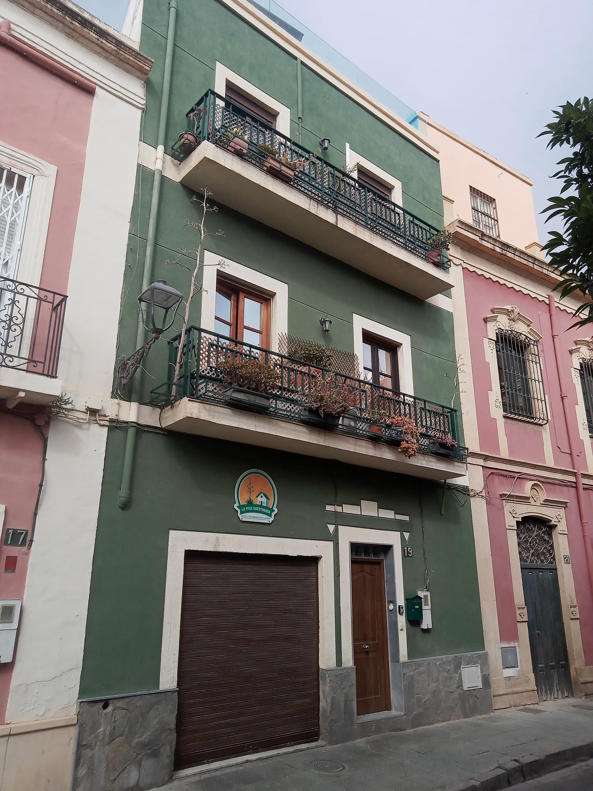 La Pita Guesthouse (via Wikimedia Commons, CC BY-SA 3.0)