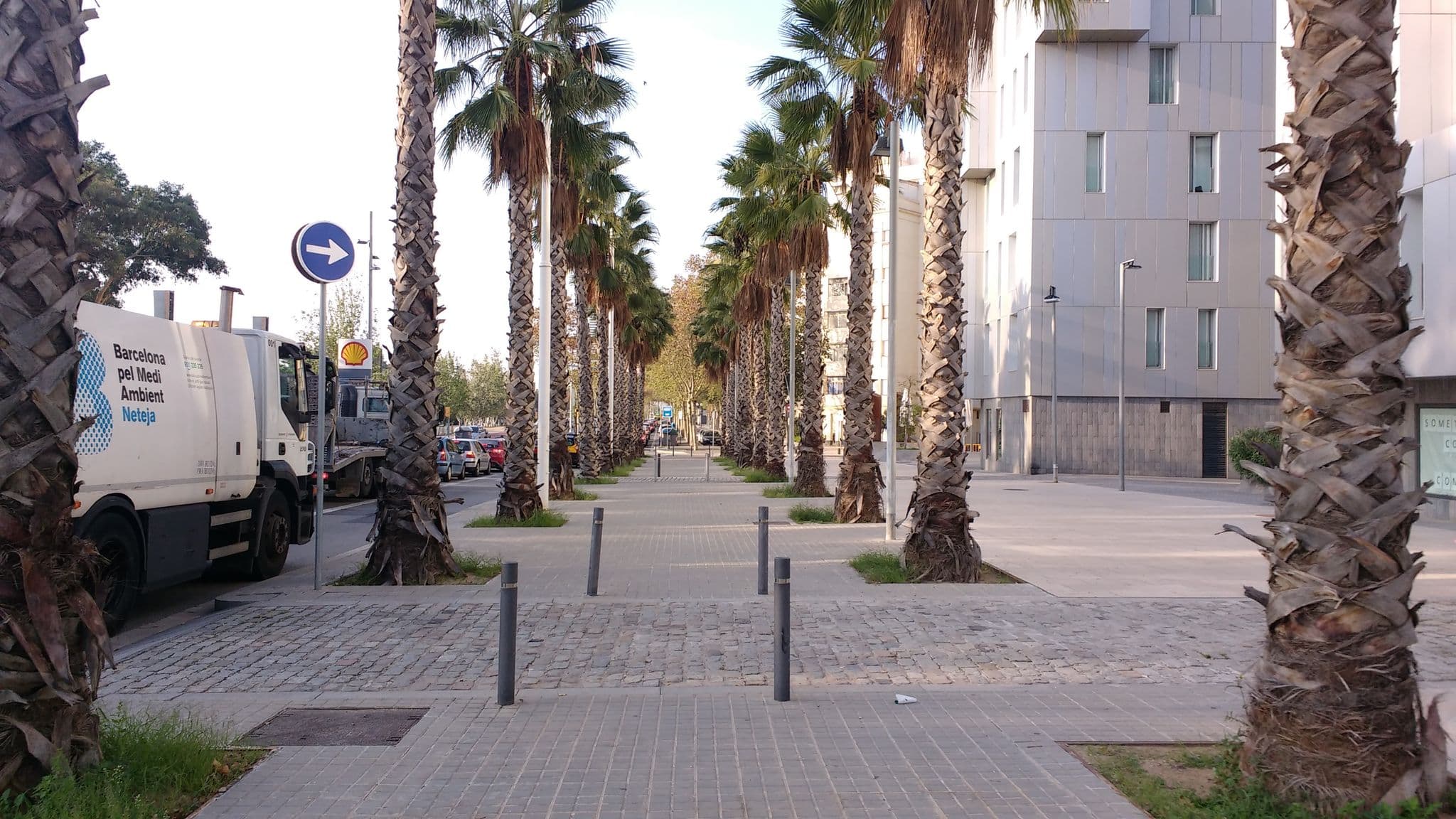 Street view near Lugarus Beach, el Poblenou — © paulinus (CC BY-SA · Mapillary)