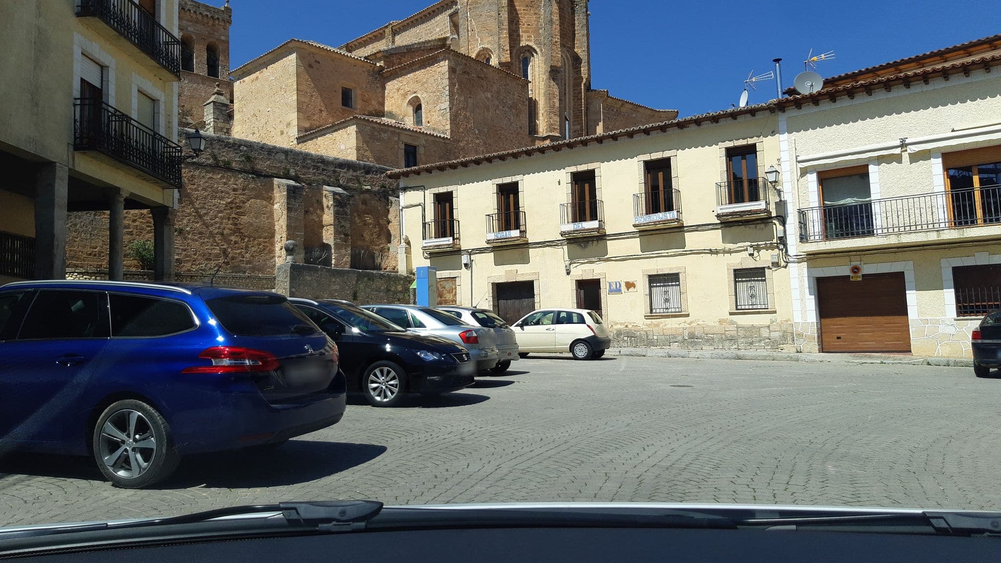 Street view near Las Secuoyas, Cifuentes — © pequetransistor (CC BY-SA · Mapillary)