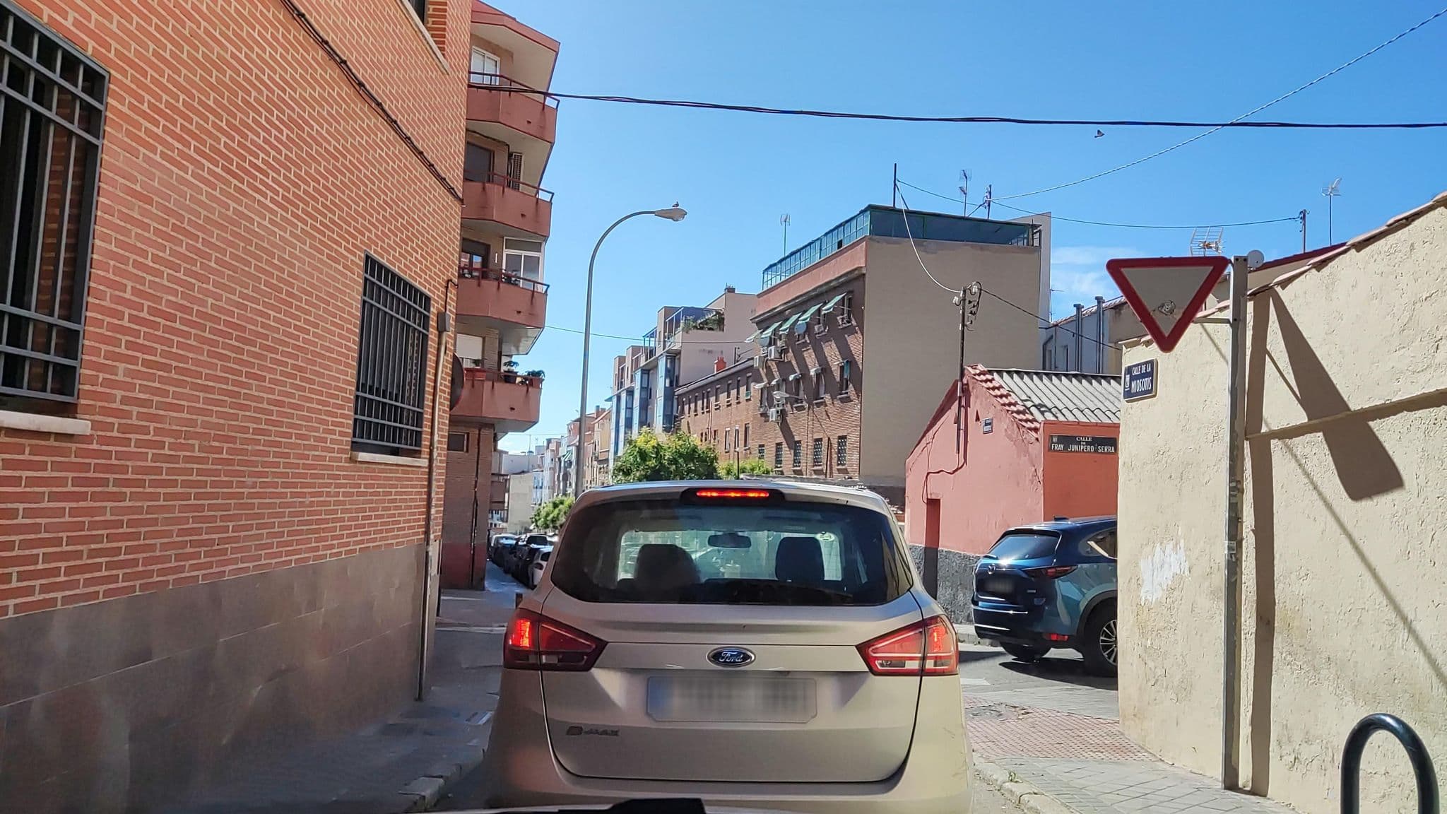 Street view near Miosotis Suites, Valdeacederas — © polkillas (CC BY-SA · Mapillary)