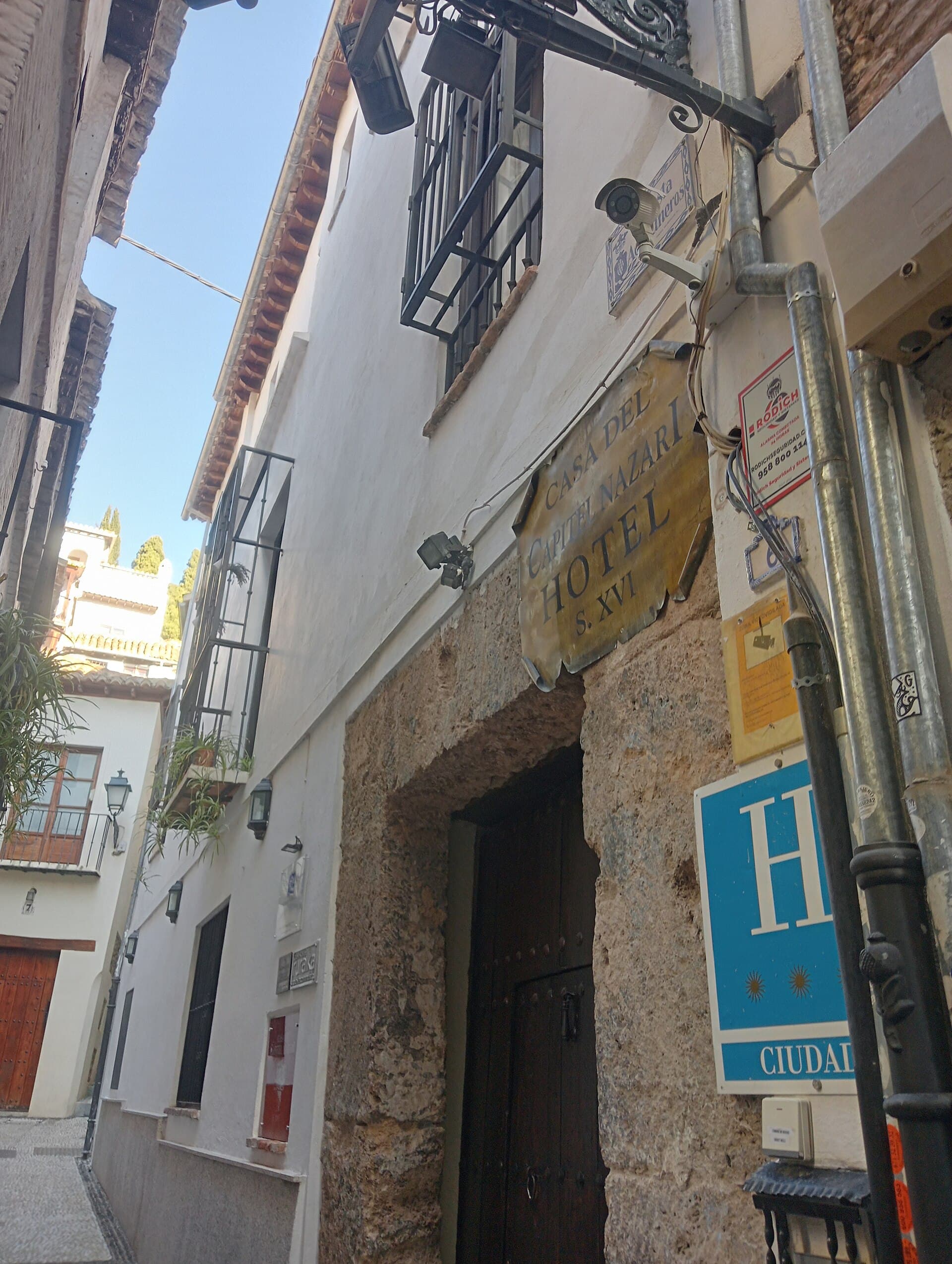 Hotel Casa del Capitel Nazarí (via Wikimedia Commons, CC BY-SA 4.0)