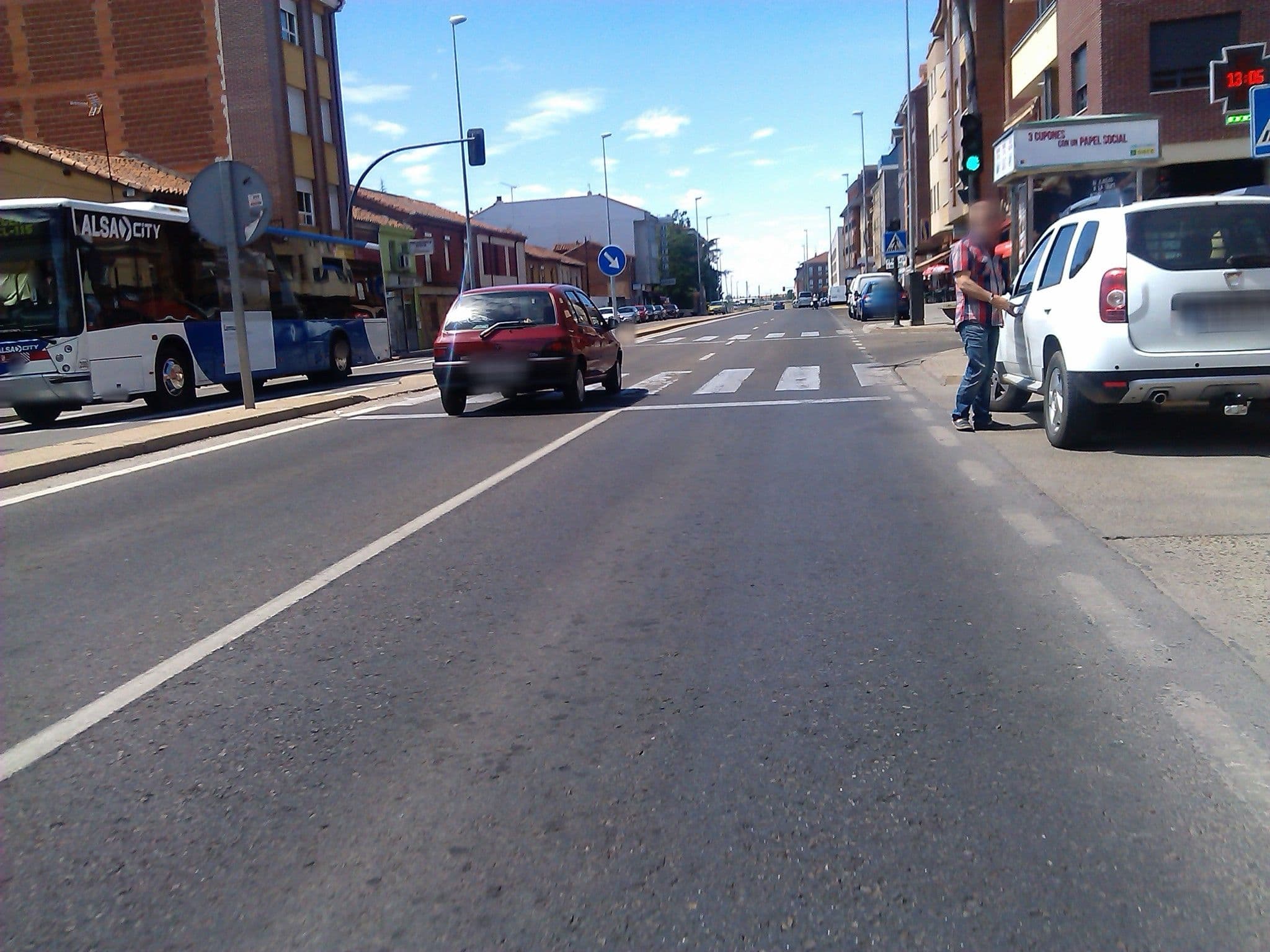 Street view near Hostal Julio César, San Andrés del Rabanedo — © changchun1 (CC BY-SA · Mapillary)