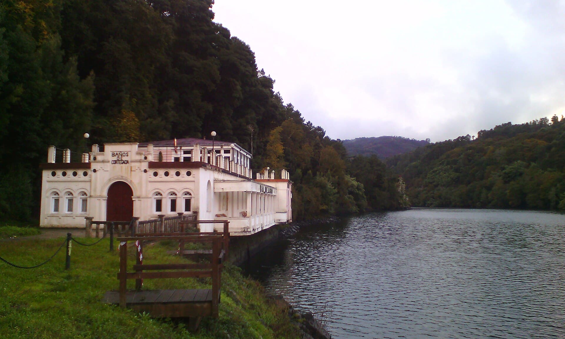 Baños de Cortegada (via Wikimedia Commons, CC BY-SA 4.0)