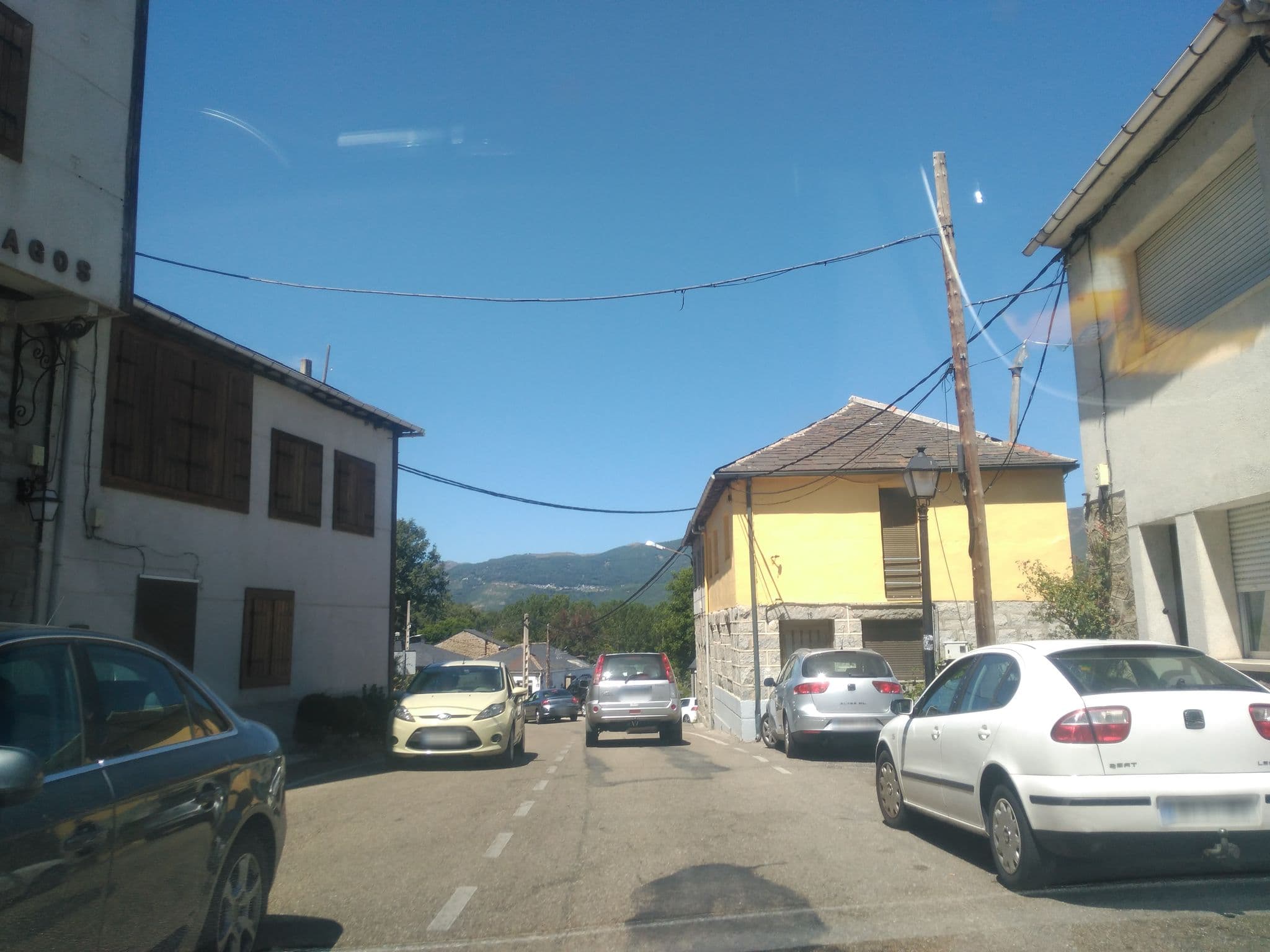 Street view near Hostal Restaurante El Ruso, Galende — © sanchi (CC BY-SA · Mapillary)