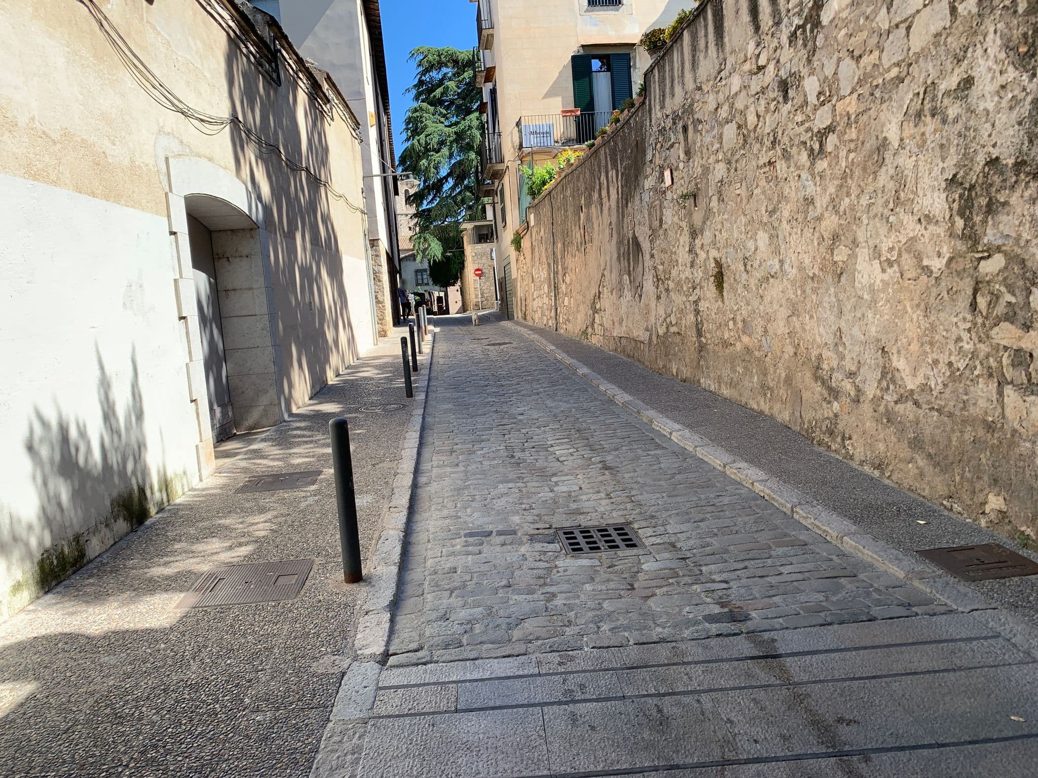 Street view near Athenou Apartaments, Girona — © robot8a (CC BY-SA · Mapillary)