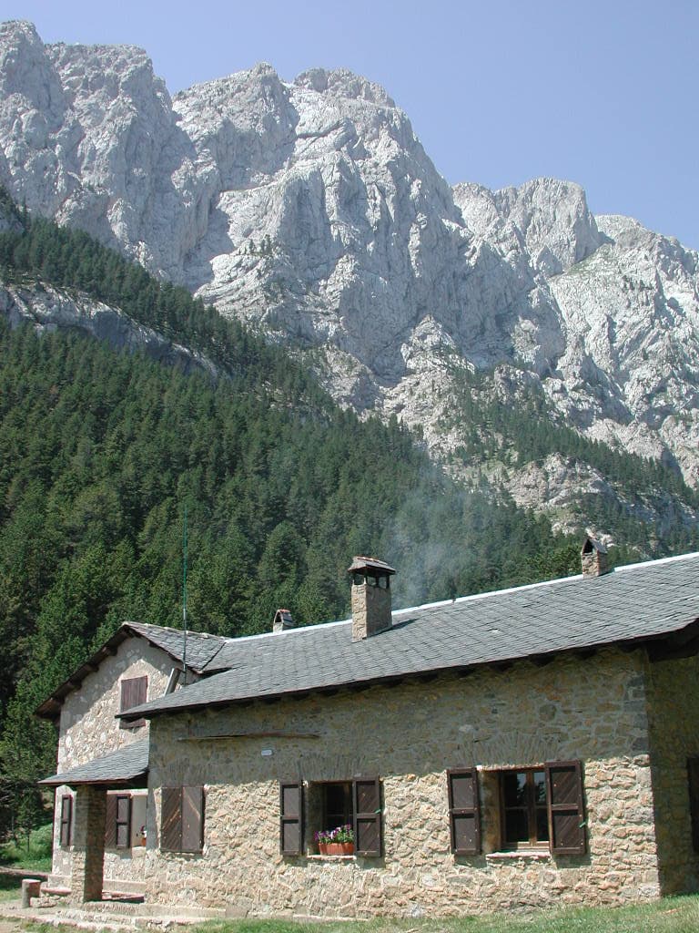 Refugi Lluís Estasen (via Wikimedia Commons, CC BY-SA 3.0)