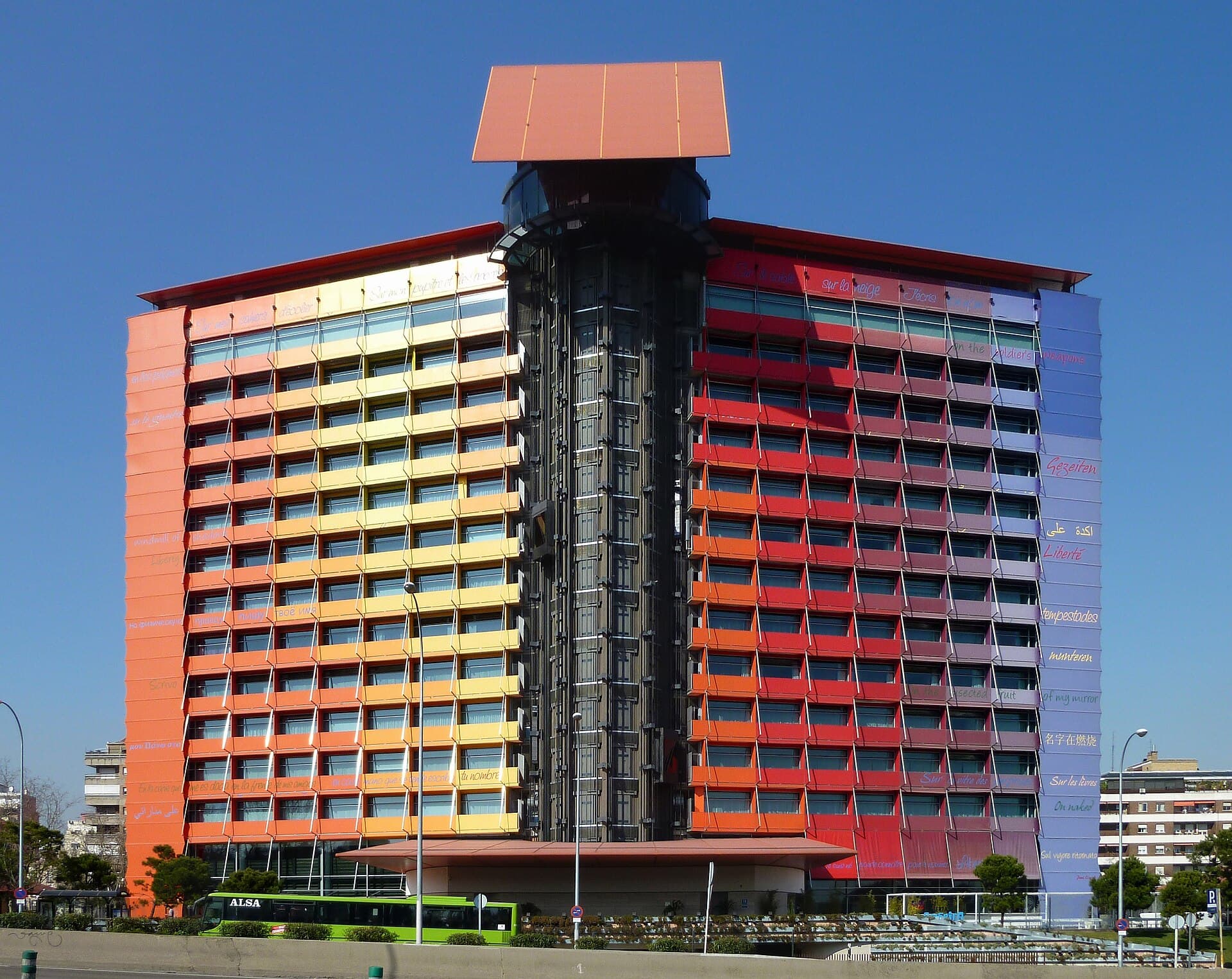 Hotel Silken Puerta de América (via Wikimedia Commons, CC BY-SA 3.0)