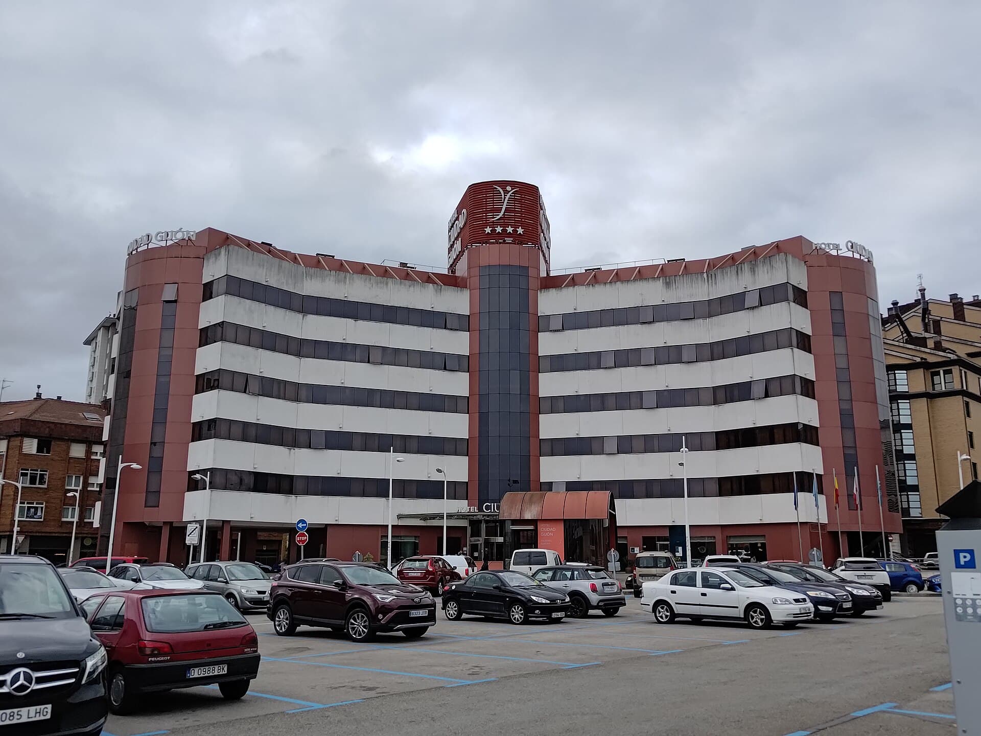 Hotel Silken Ciudad de Gijón (via Wikimedia Commons, CC BY-SA 4.0)