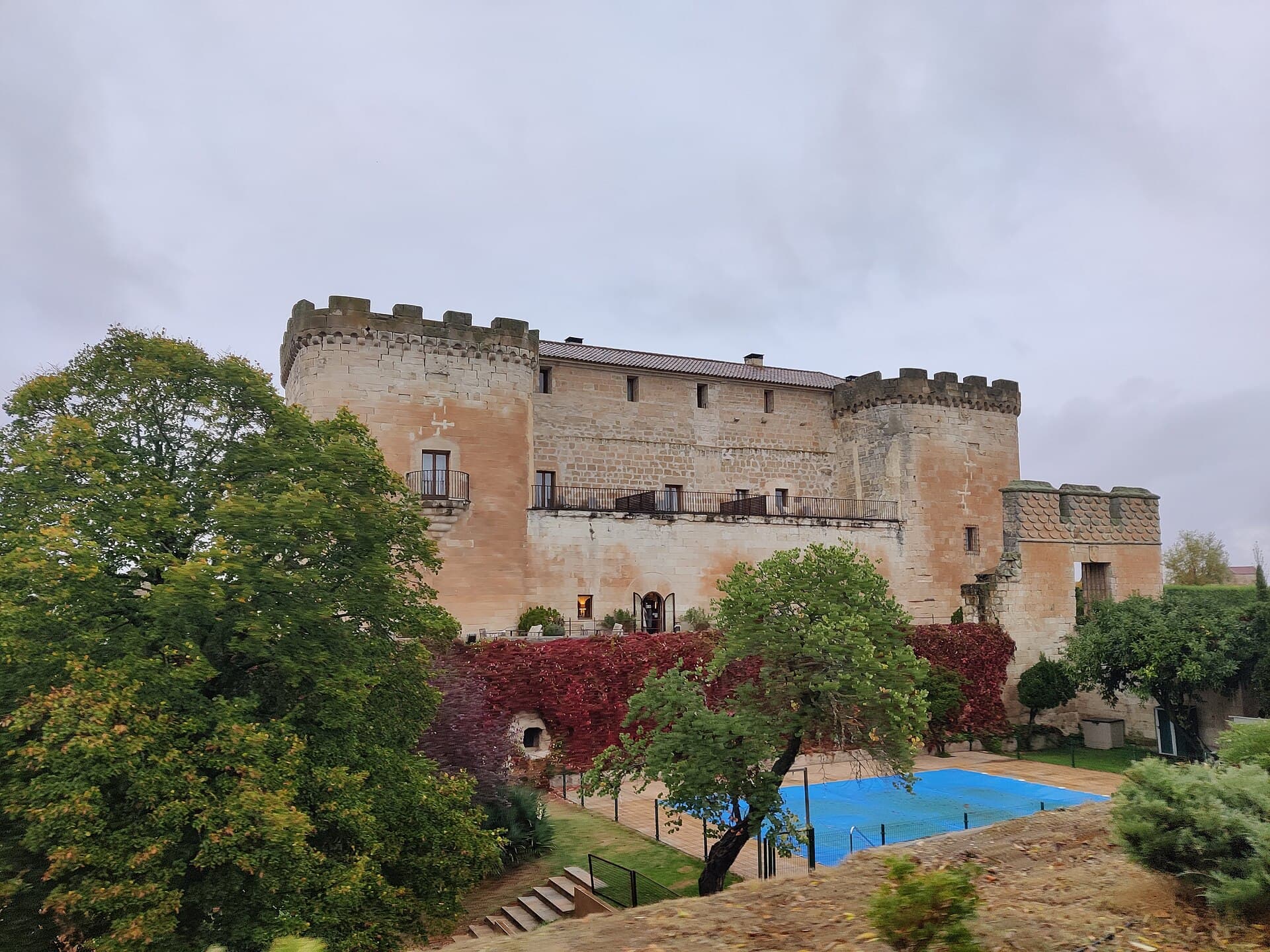 Castillo del Buen Amor (via Wikimedia Commons, CC BY-SA 4.0)