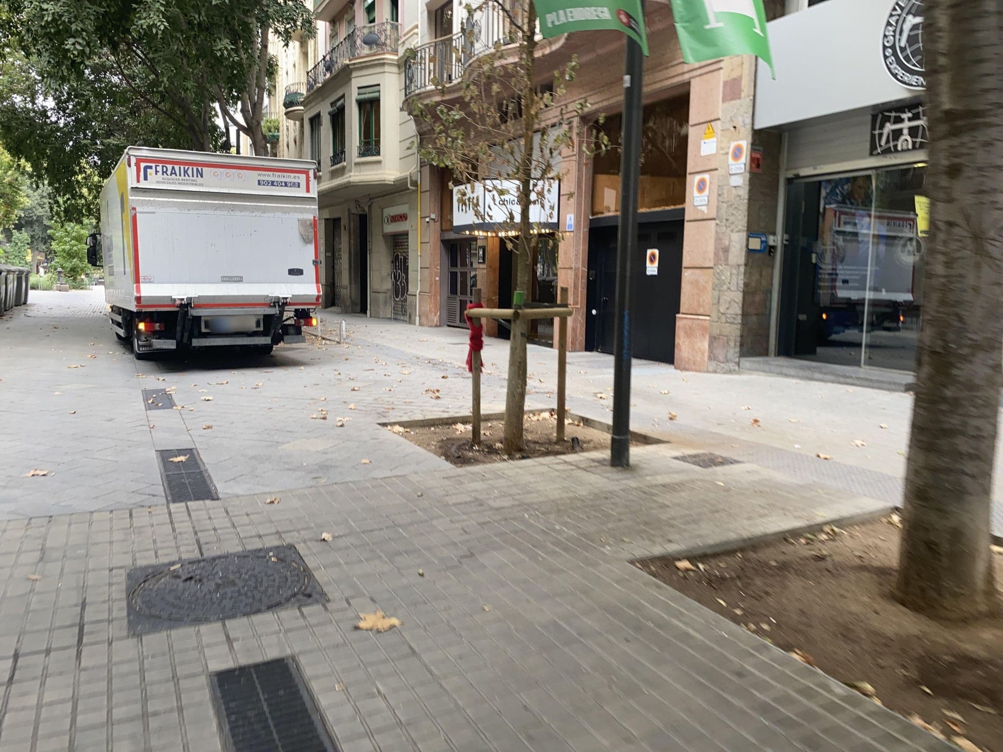 Street view near chic&basic Velvet Hotel, la Nova Esquerra de l'Eixample — © cyclestreets (CC BY-SA · Mapillary)