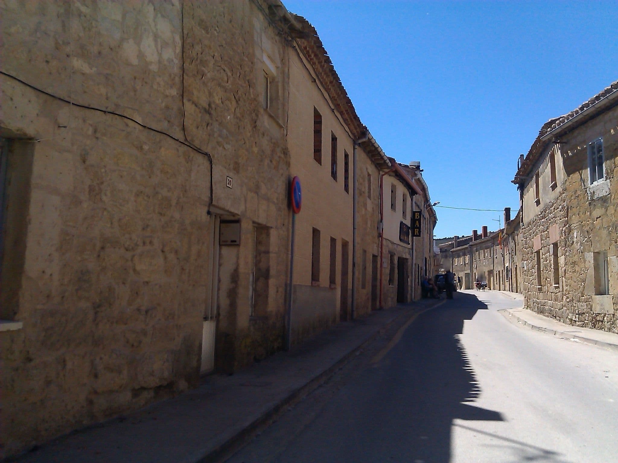 Street view near Albergue de Peregrinos Municipal, Sasamón — © changchun1 (CC BY-SA · Mapillary)