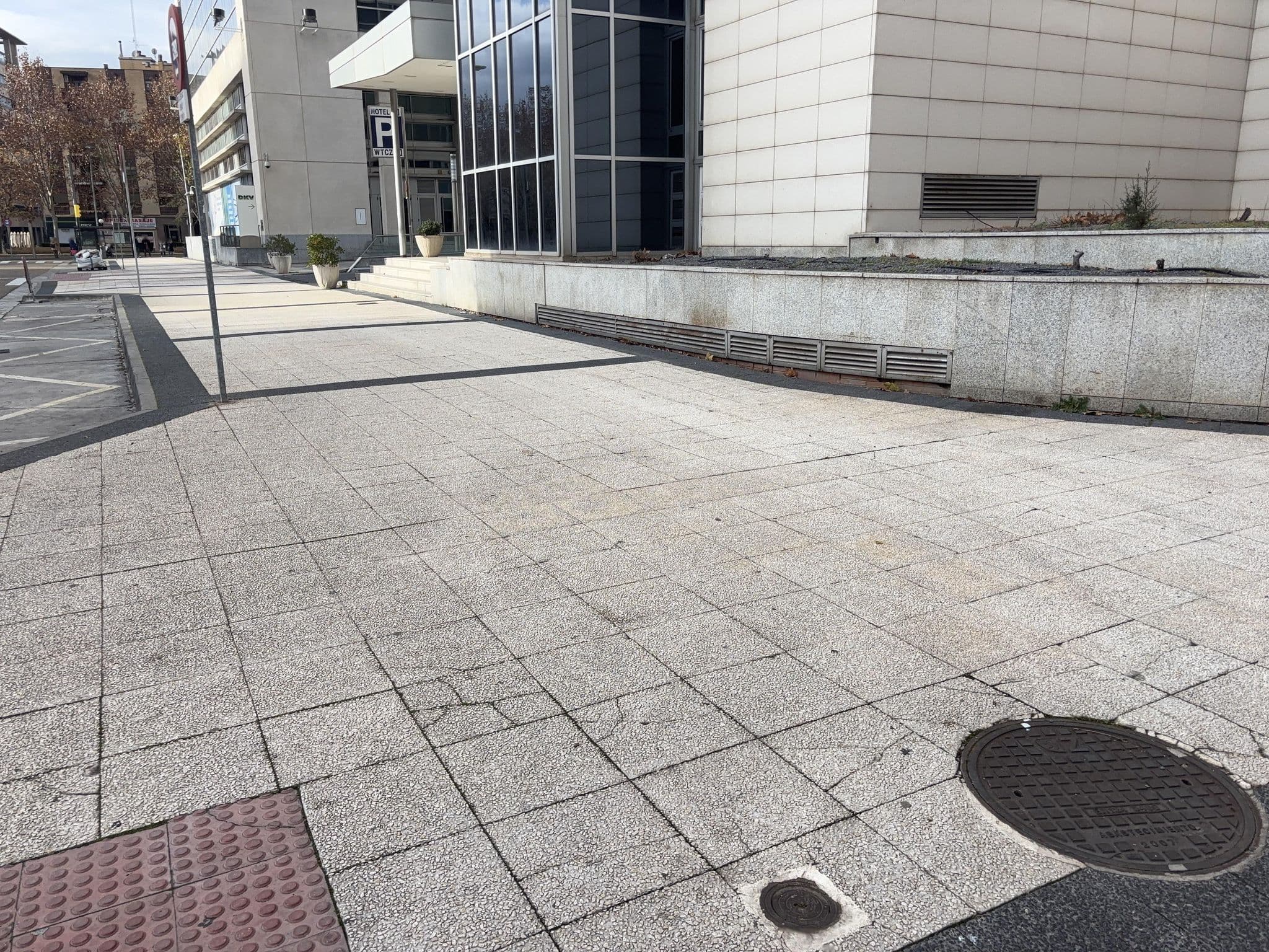 Street view near Exe Zaragoza WTC, Almozara — © robot8a (CC BY-SA · Mapillary)