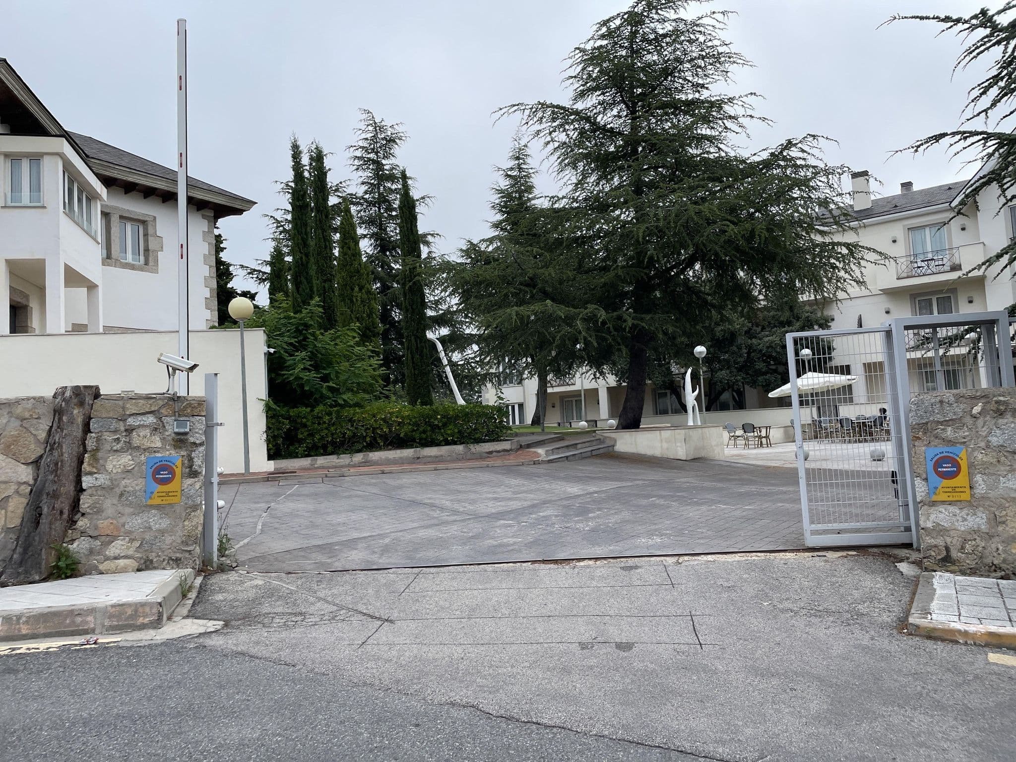 Street view near Hotel Pax Torrelodones, Torrelodones — © seraq (CC BY-SA · Mapillary)