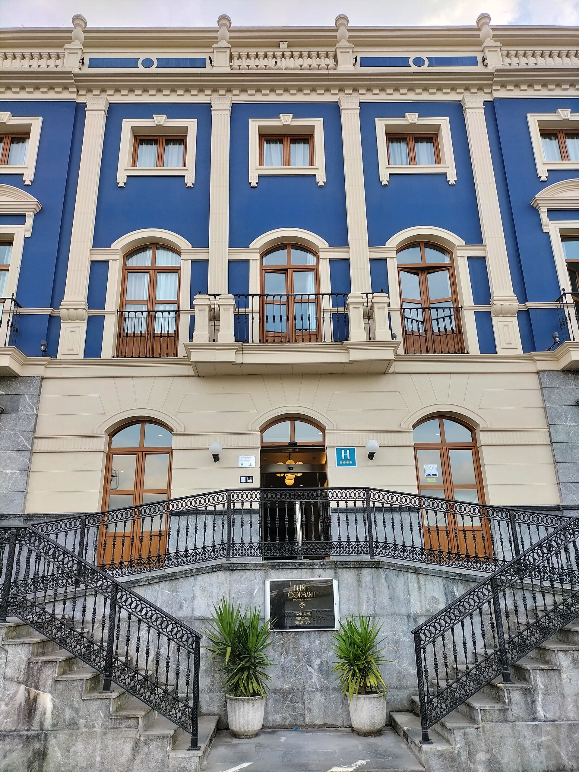 Puente Colgante Boutique Hotel (via Wikimedia Commons, CC BY-SA 3.0)