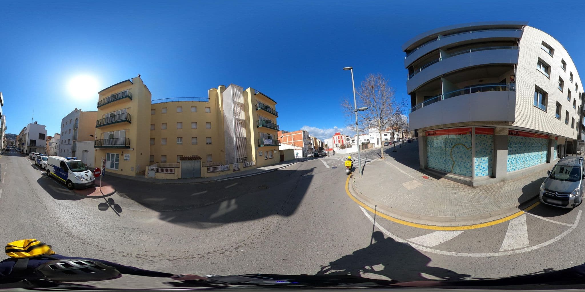 Street view near Hostal Rom, Roses — © geovelo (CC BY-SA · Mapillary)