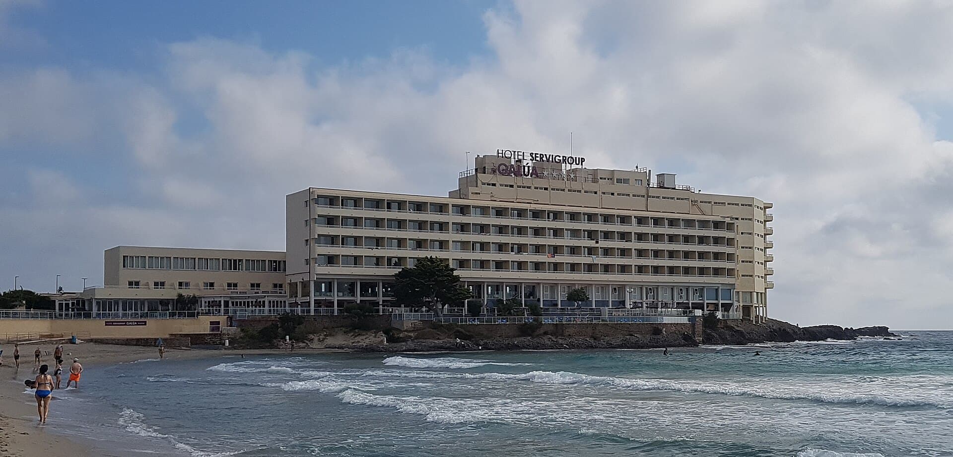 Hotel Servigroup Galúa (via Wikimedia Commons, CC BY-SA 4.0)