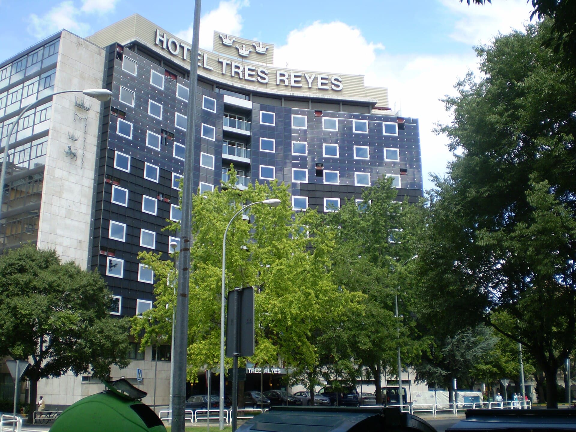 Hotel Tres Reyes (via Wikimedia Commons, CC BY-SA 4.0)