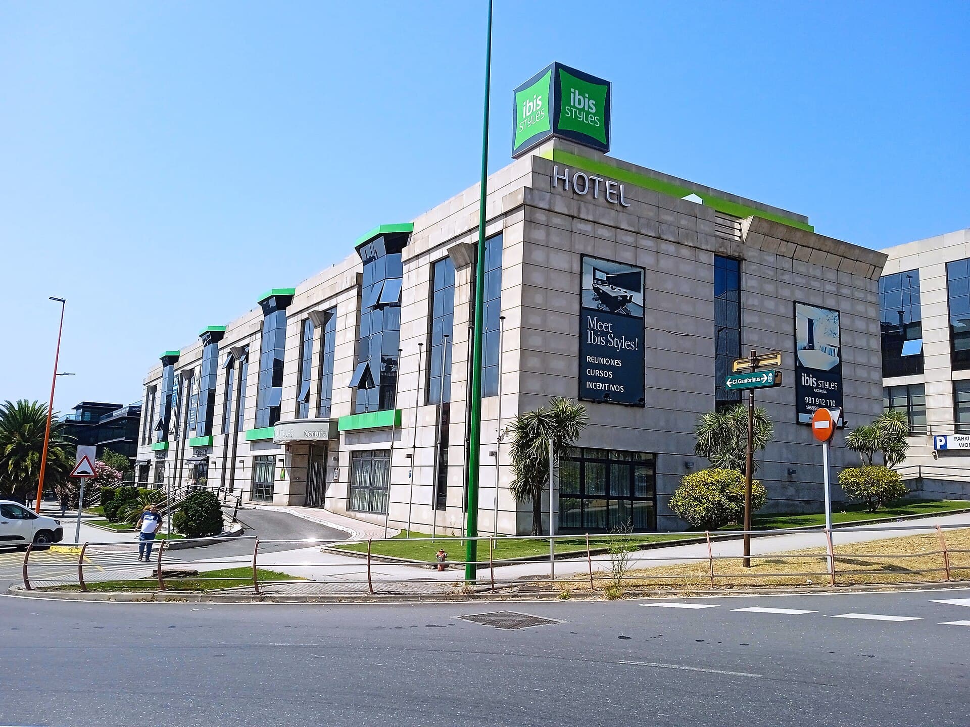 Ibis Styles A Coruña (via Wikimedia Commons, CC BY-SA 4.0)
