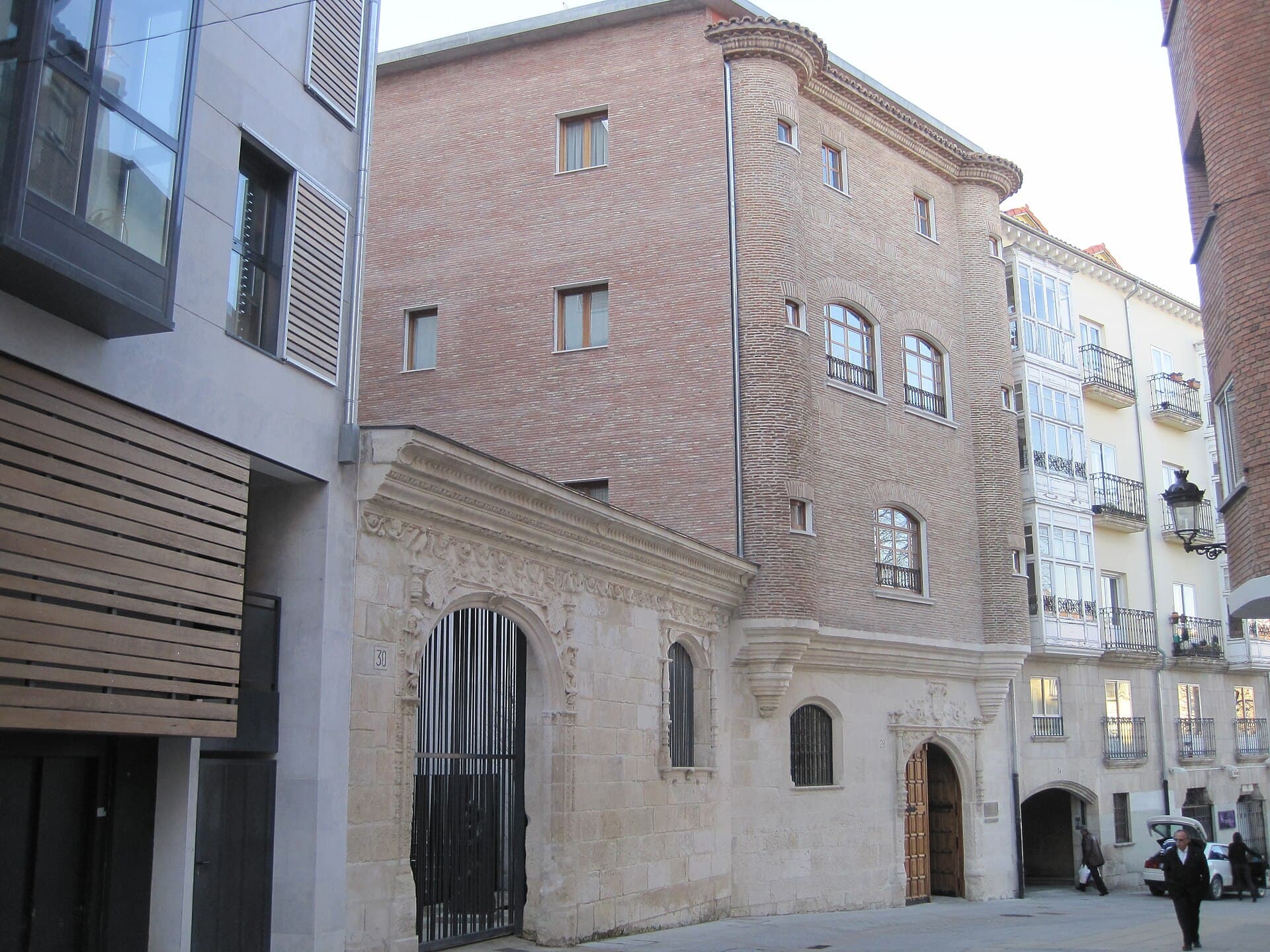 Albergue Municipal Casa del Cubo (via Wikimedia Commons, Public domain)