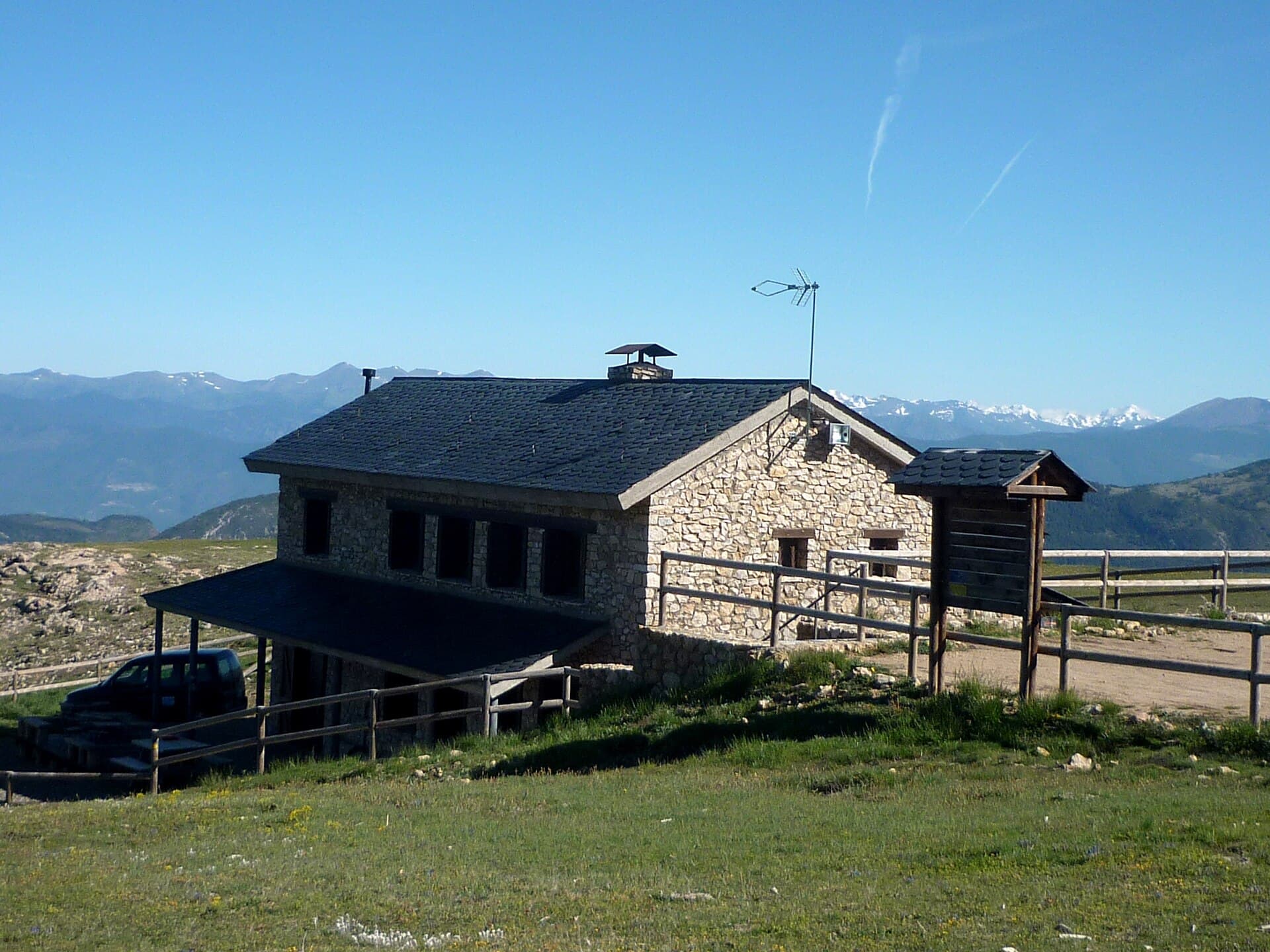 Refugi de l'Arp (via Wikimedia Commons, CC BY-SA 3.0)