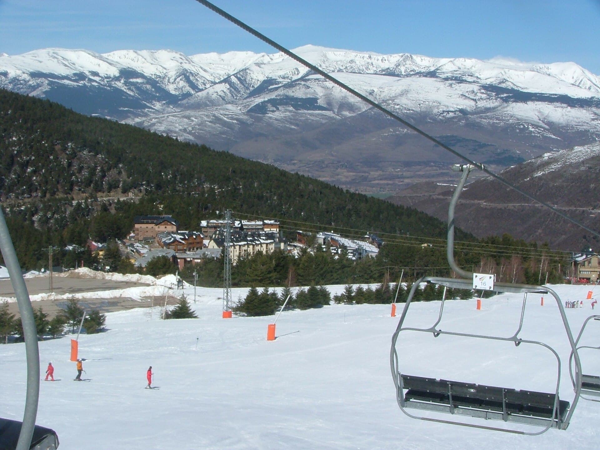 La Molina Pàrquing Telecabina (via Wikimedia Commons, CC BY 2.5)