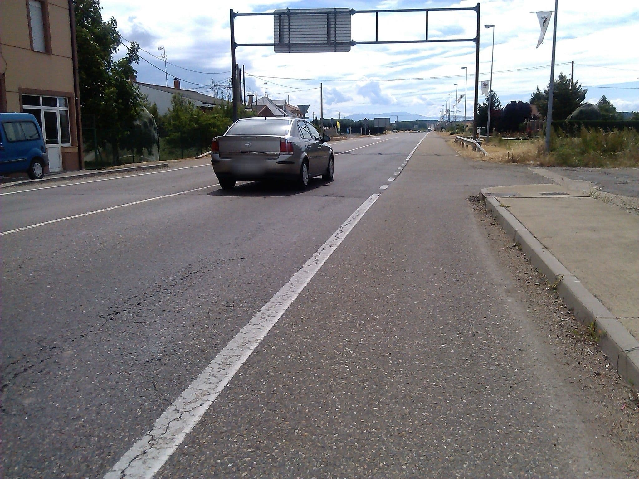 Street view near Hostal El Kanguro, Hospital de Órbigo — © changchun1 (CC BY-SA · Mapillary)