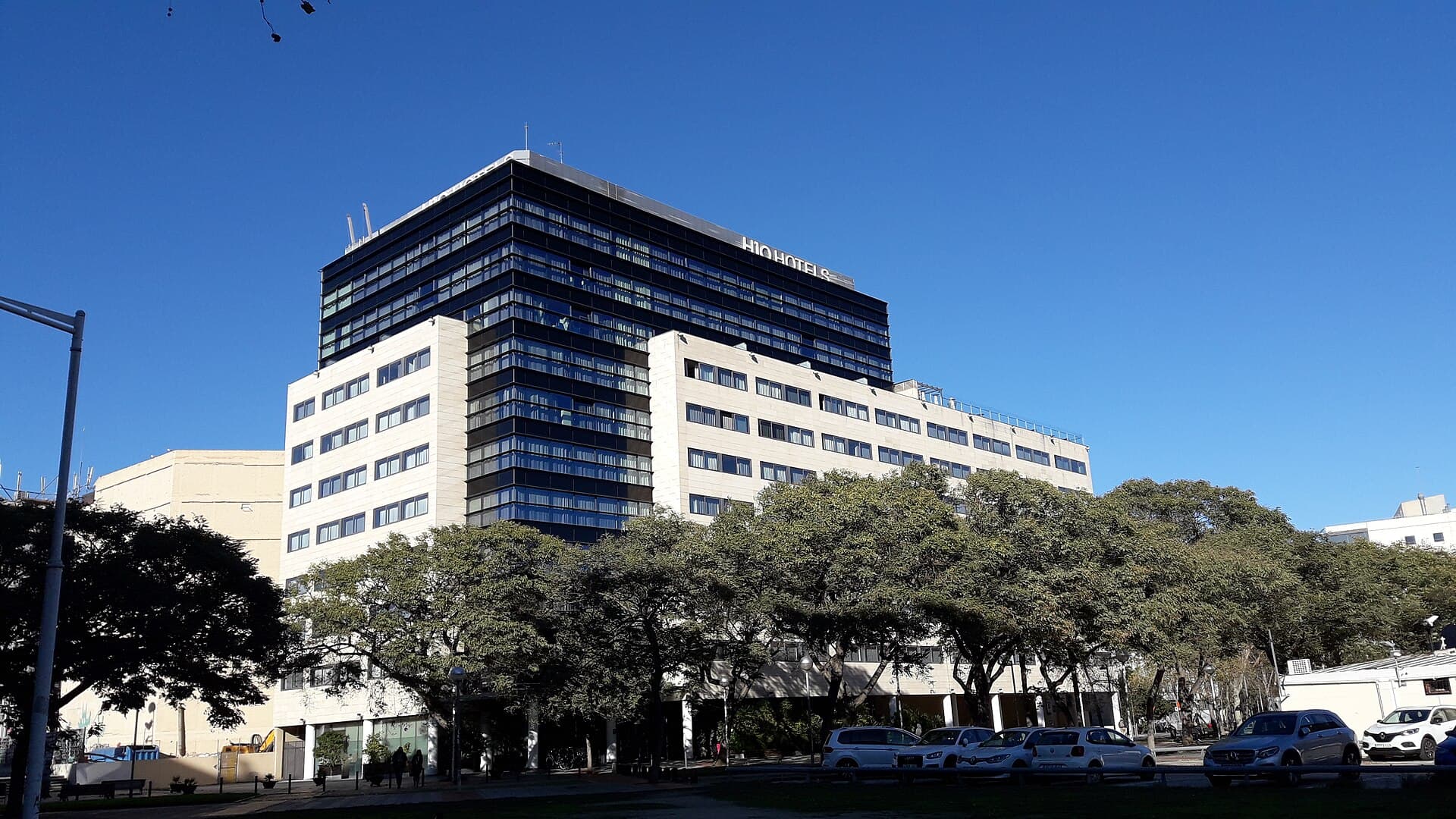 H10 Marina Barcelona (via Wikimedia Commons, CC BY-SA 3.0)